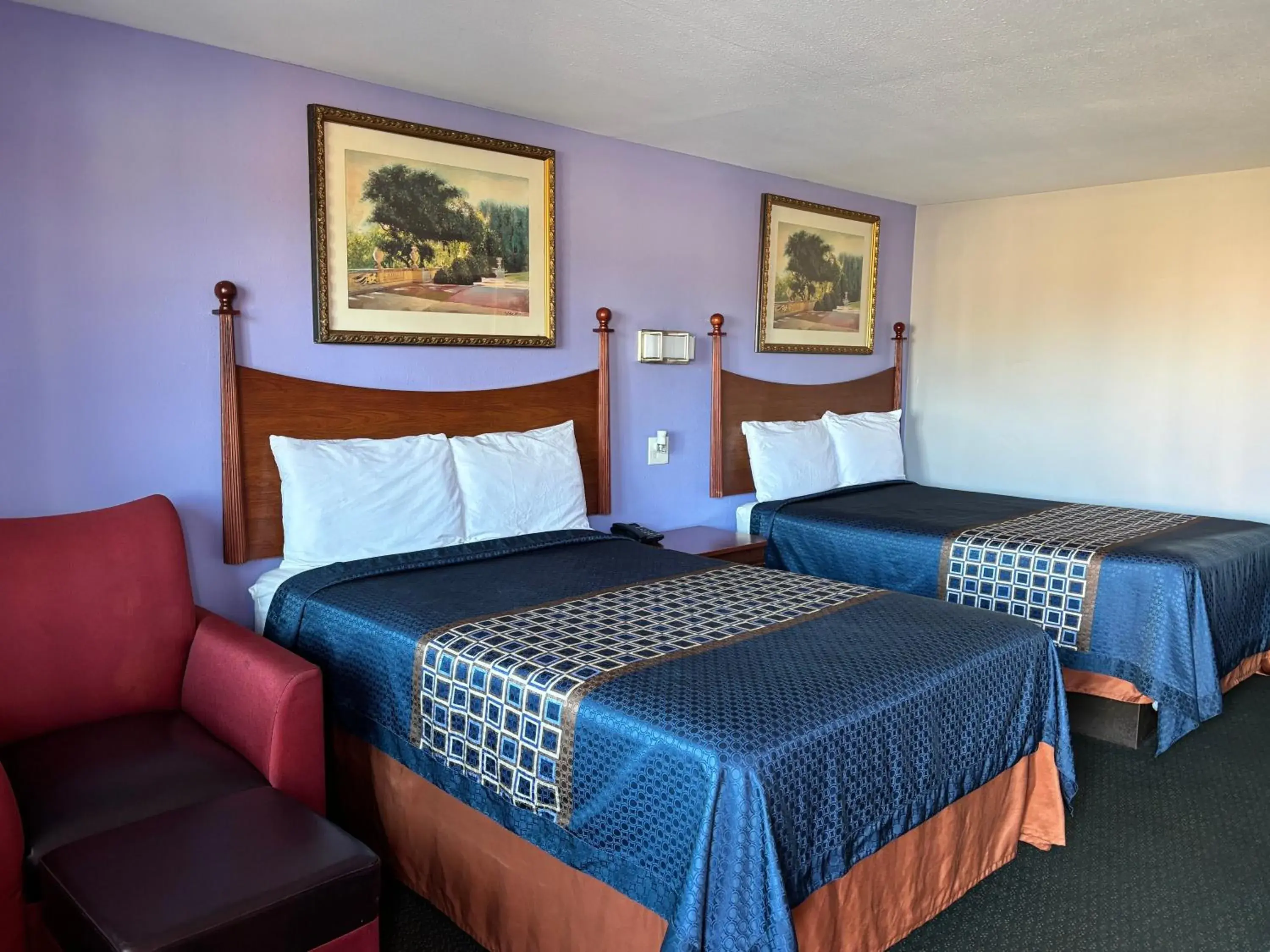 Photo of the whole room, Bed in Royal Inn Linden Photo of the whole room, Bed in Royal Inn Linden