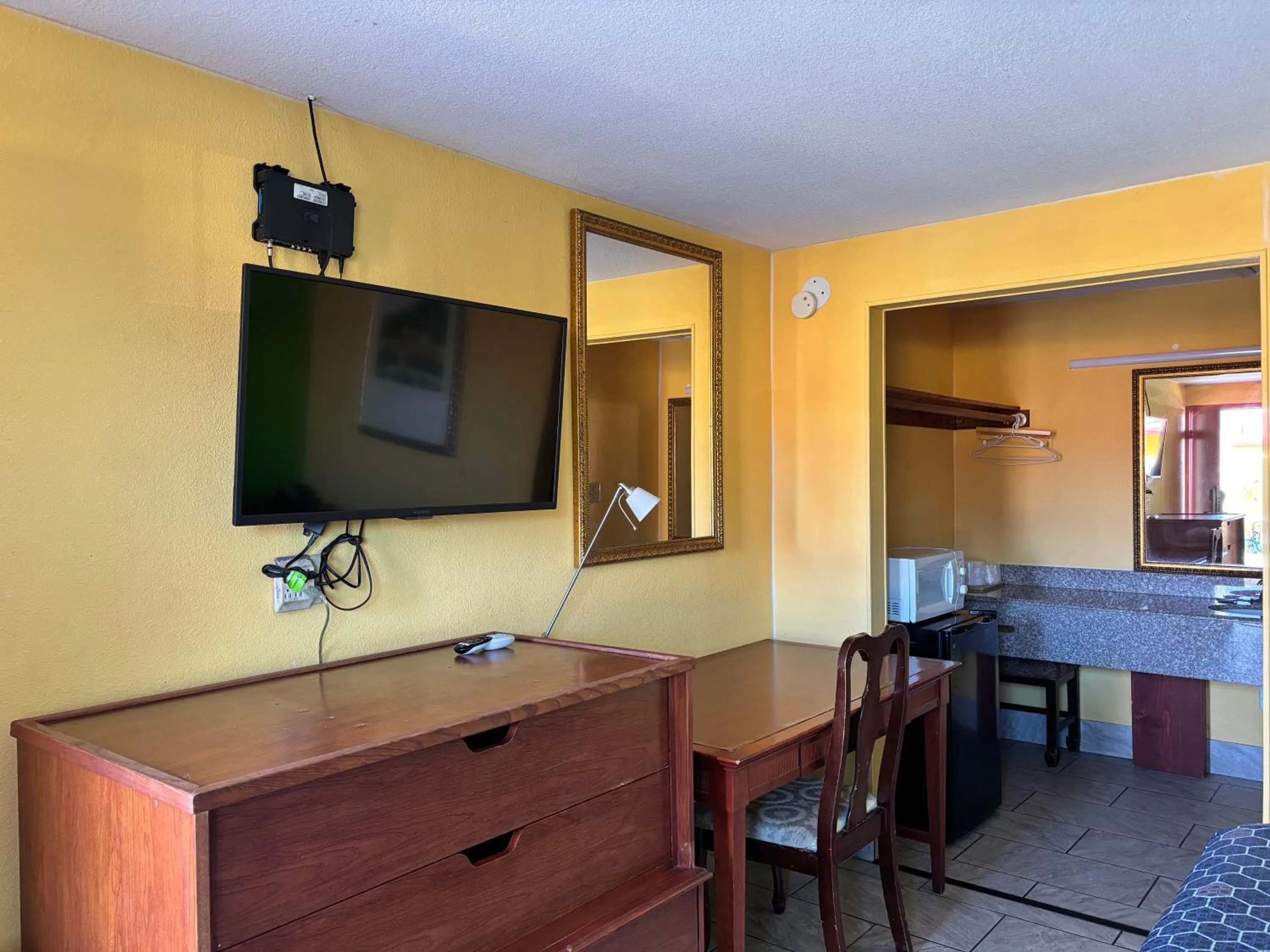 TV and multimedia in Royal Inn Linden