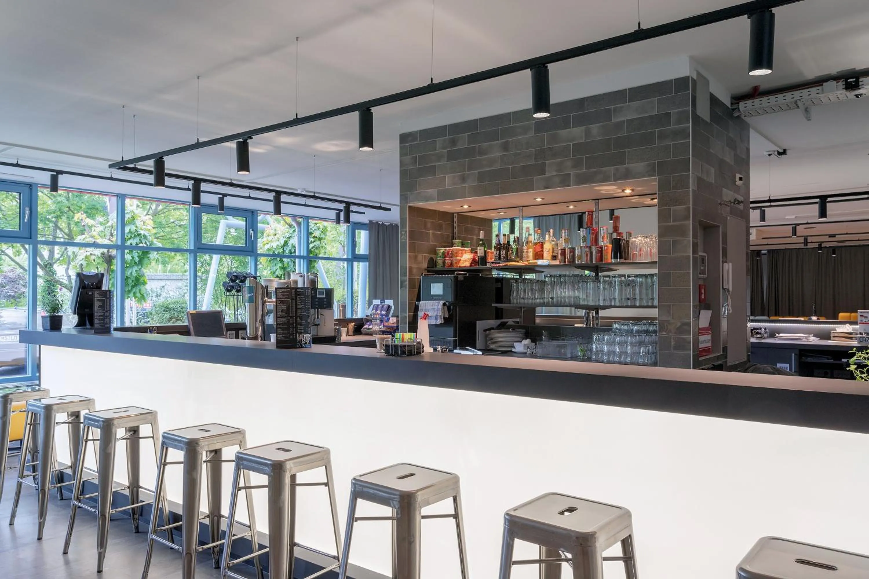 Lounge or bar in a&o Berlin Kolumbus