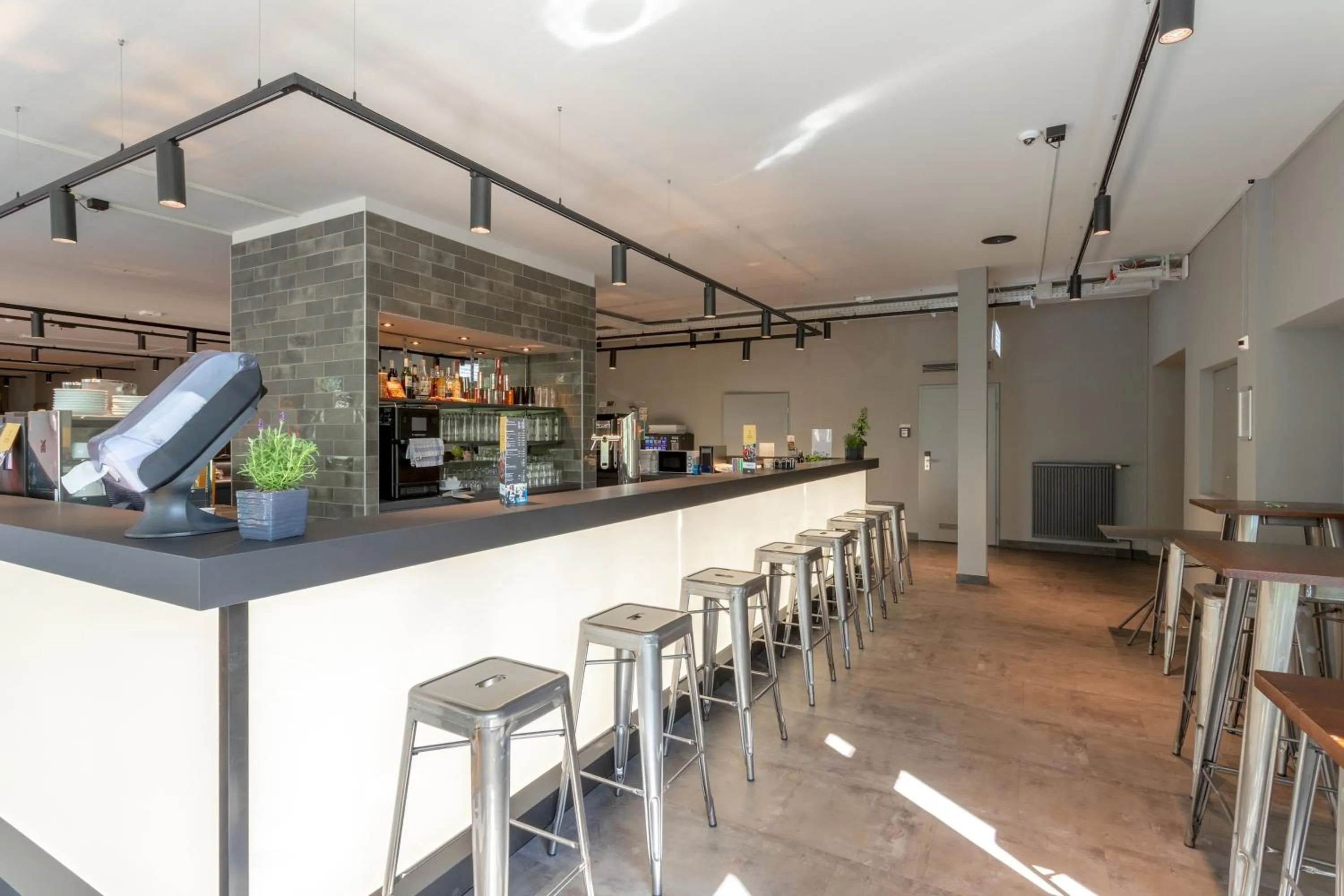 Lounge or bar in a&o Berlin Kolumbus