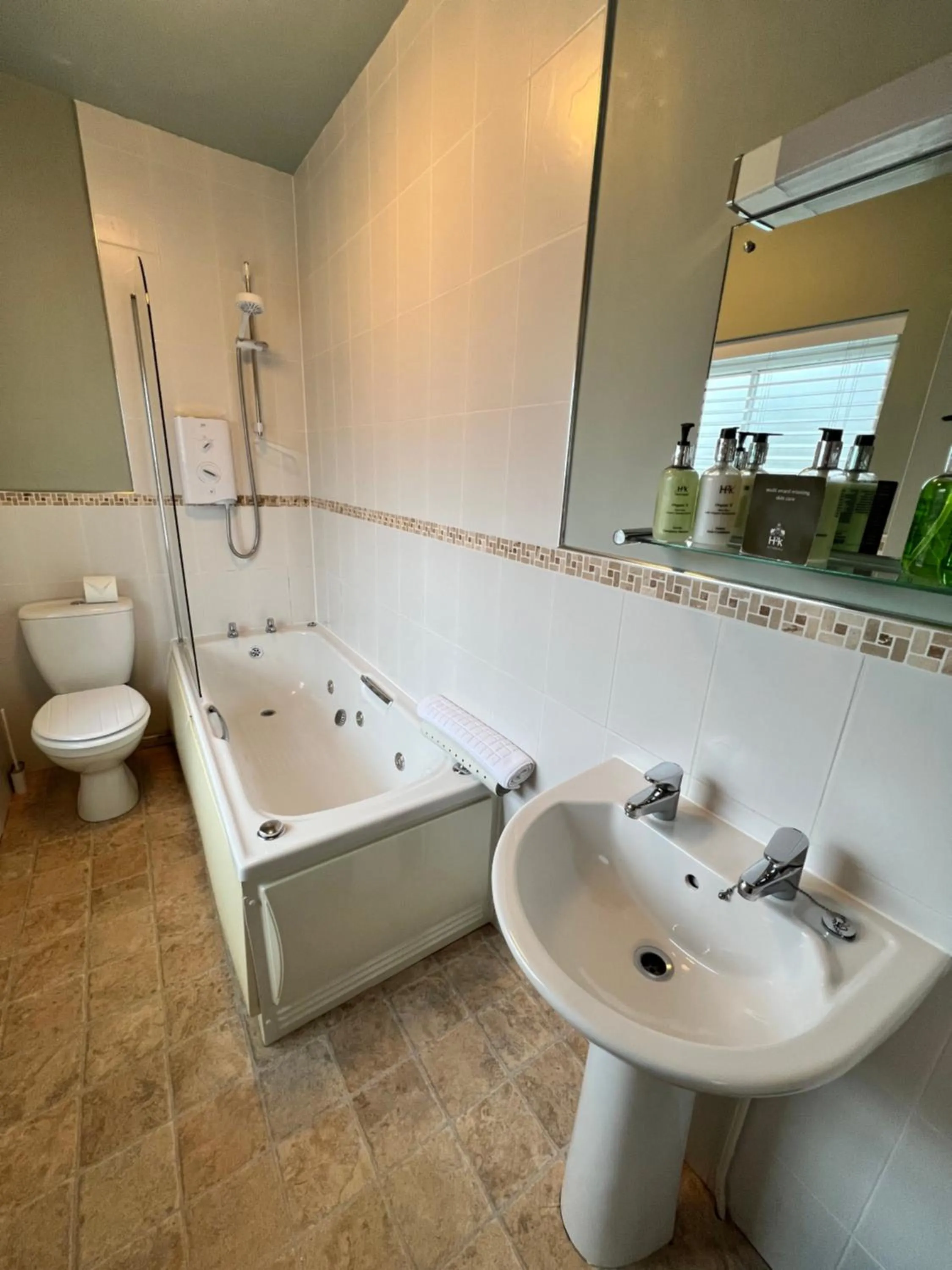 Shower in Devonshire Arms Inn