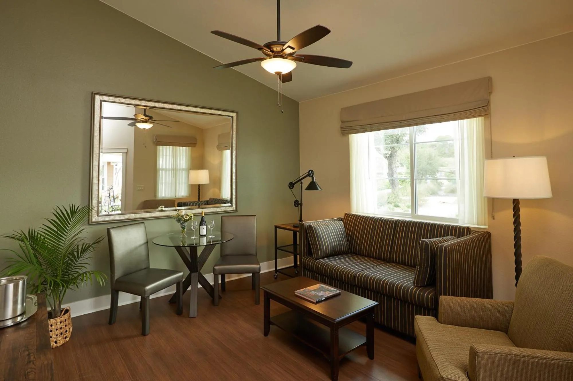 Living room in Carter Creek Winery Resort & Spa