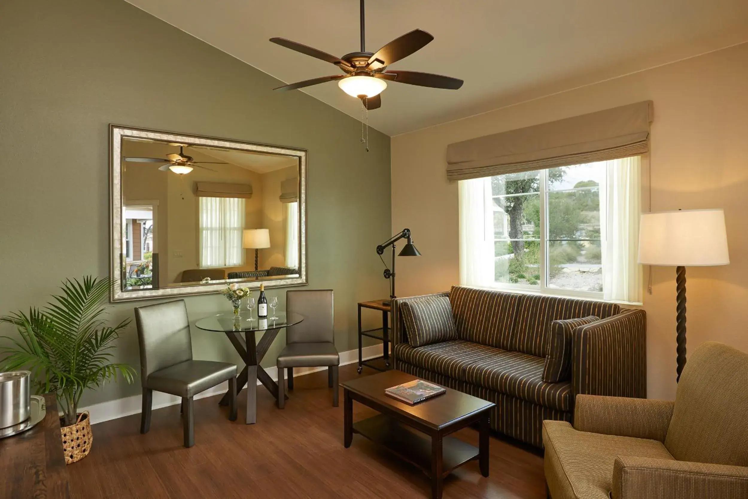 Living room in Carter Creek Winery Resort & Spa Living room in Carter Creek Winery Resort & Spa