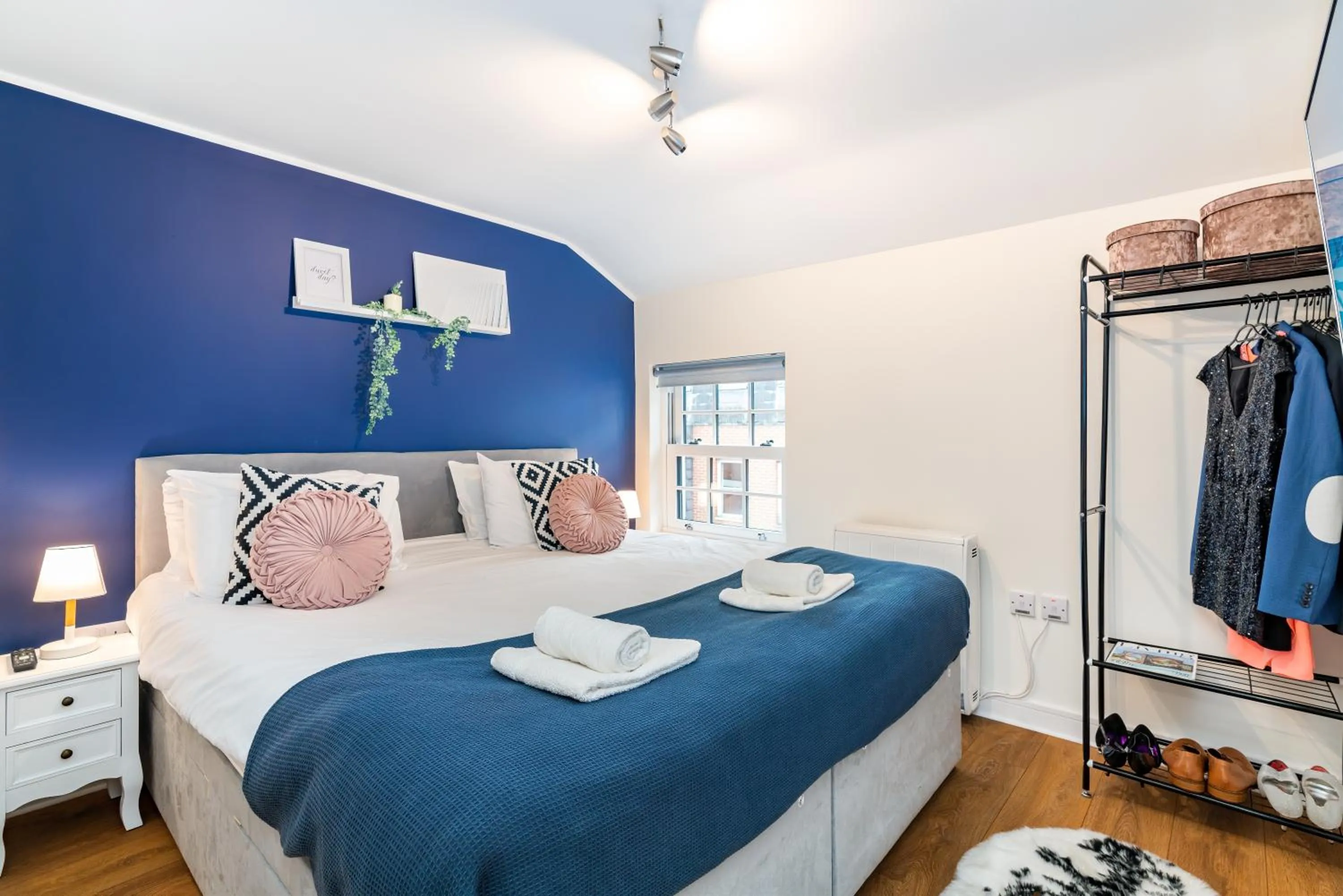 Decorative detail, Bed in Town Center Apartment with 55” Smart TV+Netflix