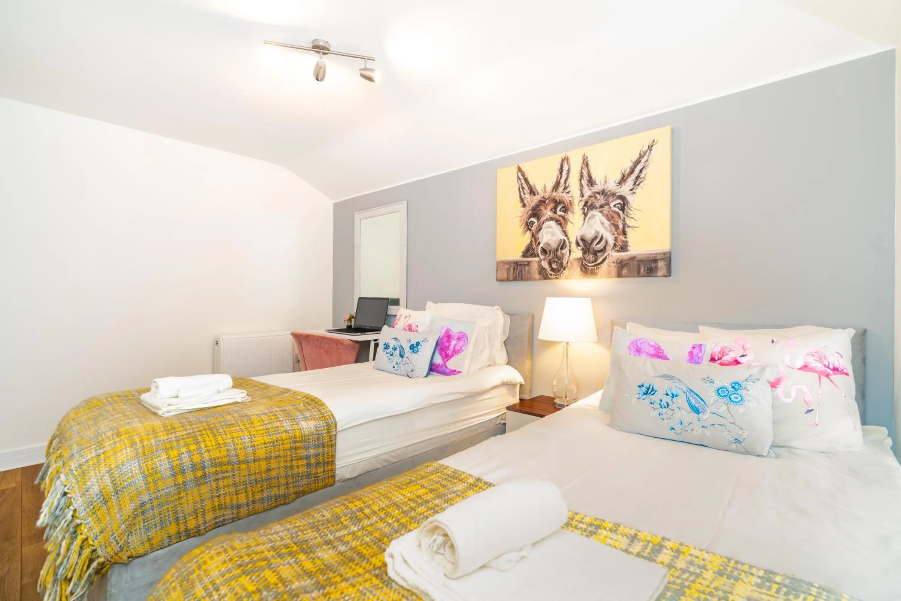 Bed in Town Center Apartment with 55” Smart TV+Netflix