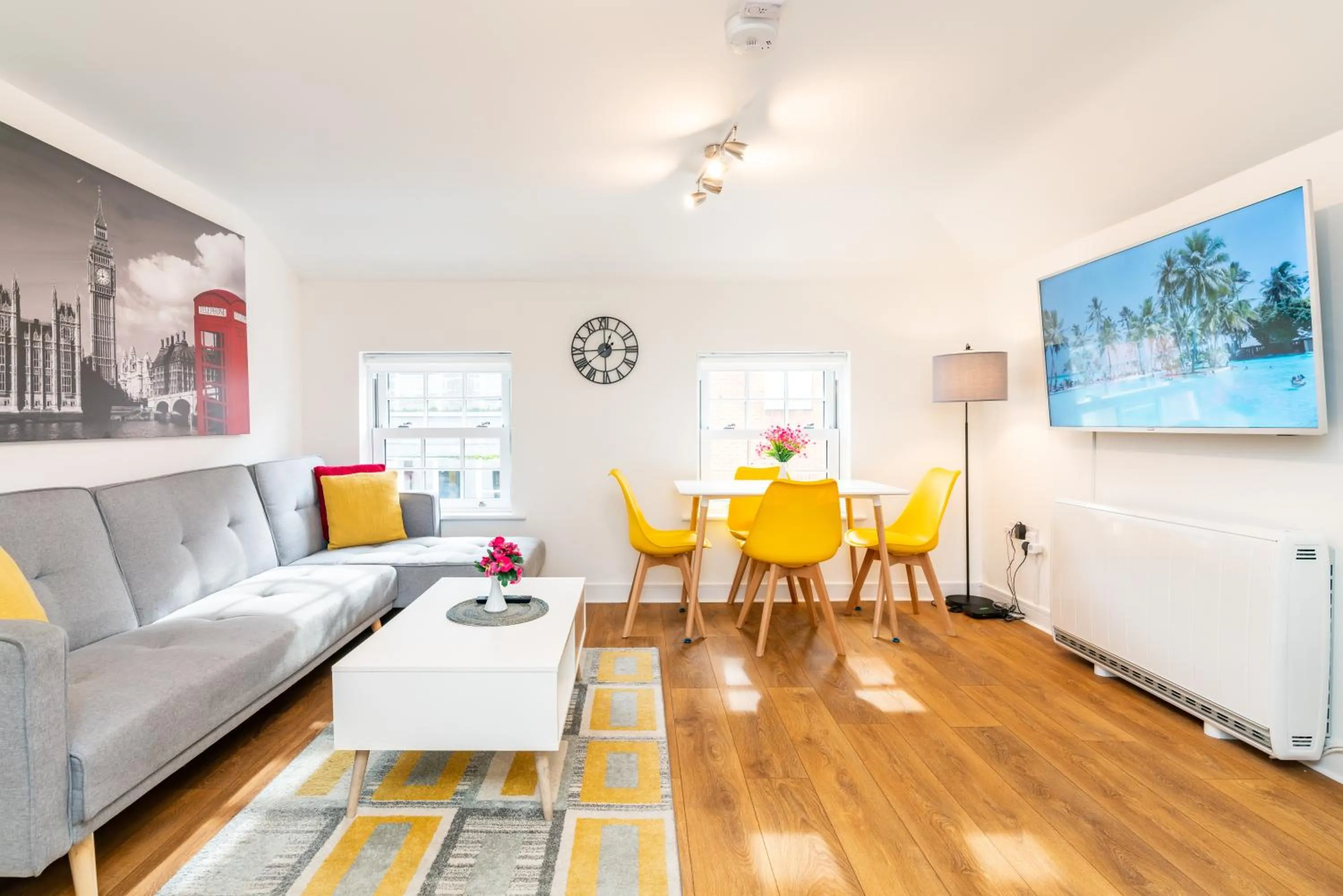 Living room in Town Center Apartment with 55” Smart TV+Netflix