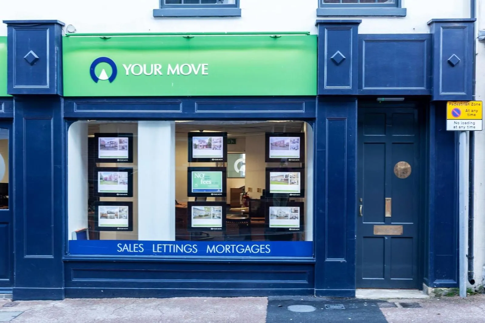 Property building in Town Center Apartment with 55” Smart TV+Netflix