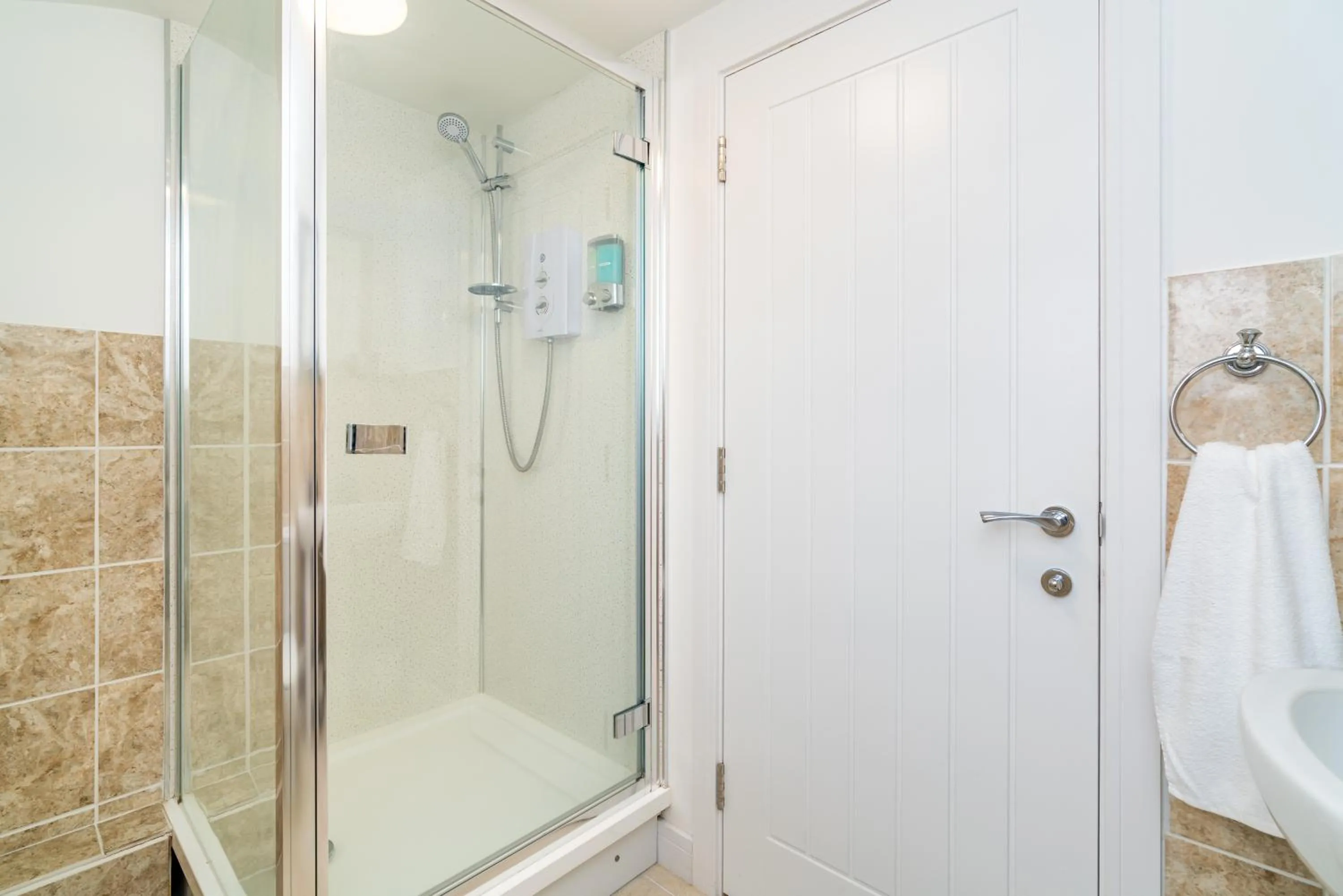 Shower in Town Center Apartment with 55” Smart TV+Netflix