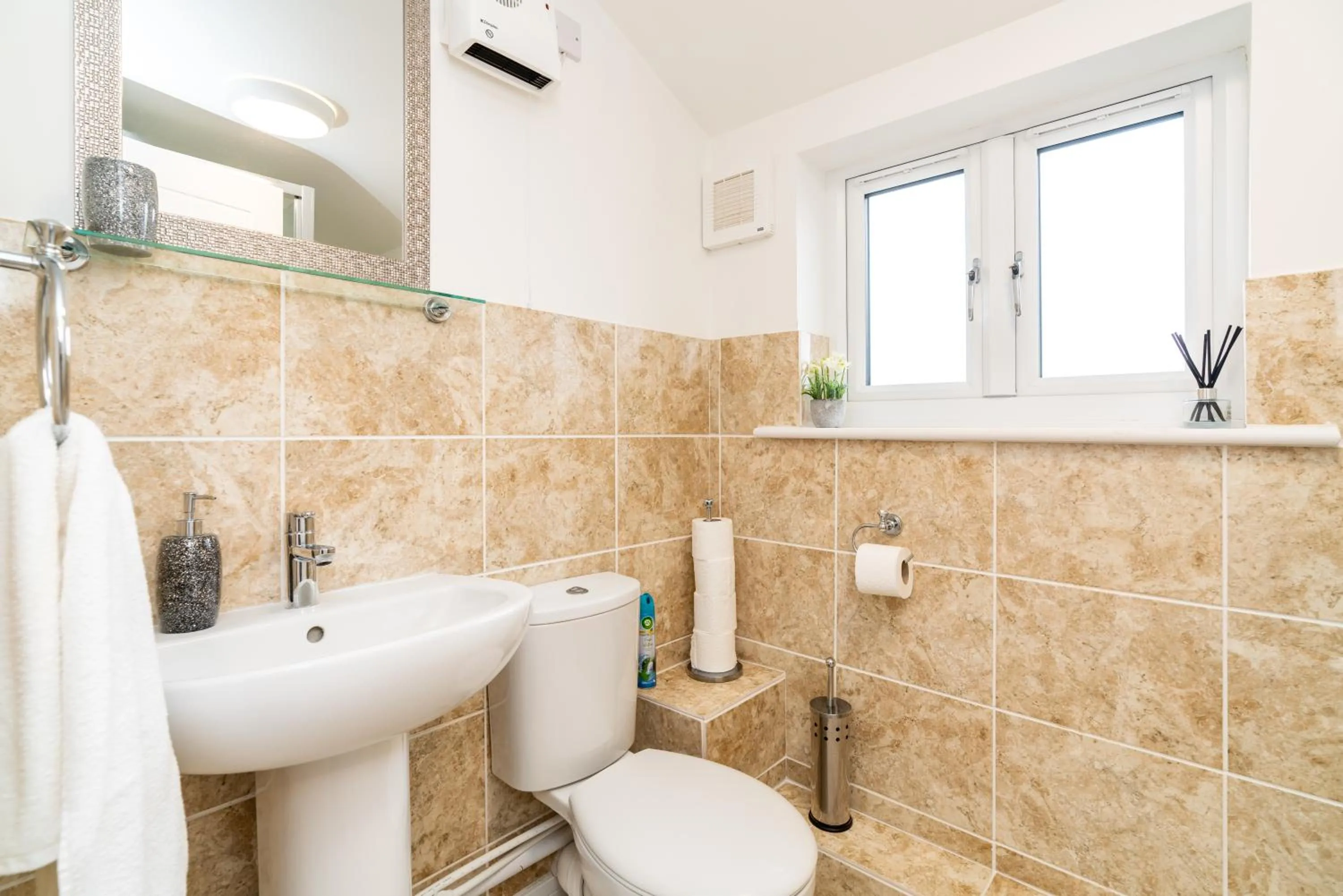 Toilet in Town Center Apartment with 55” Smart TV+Netflix