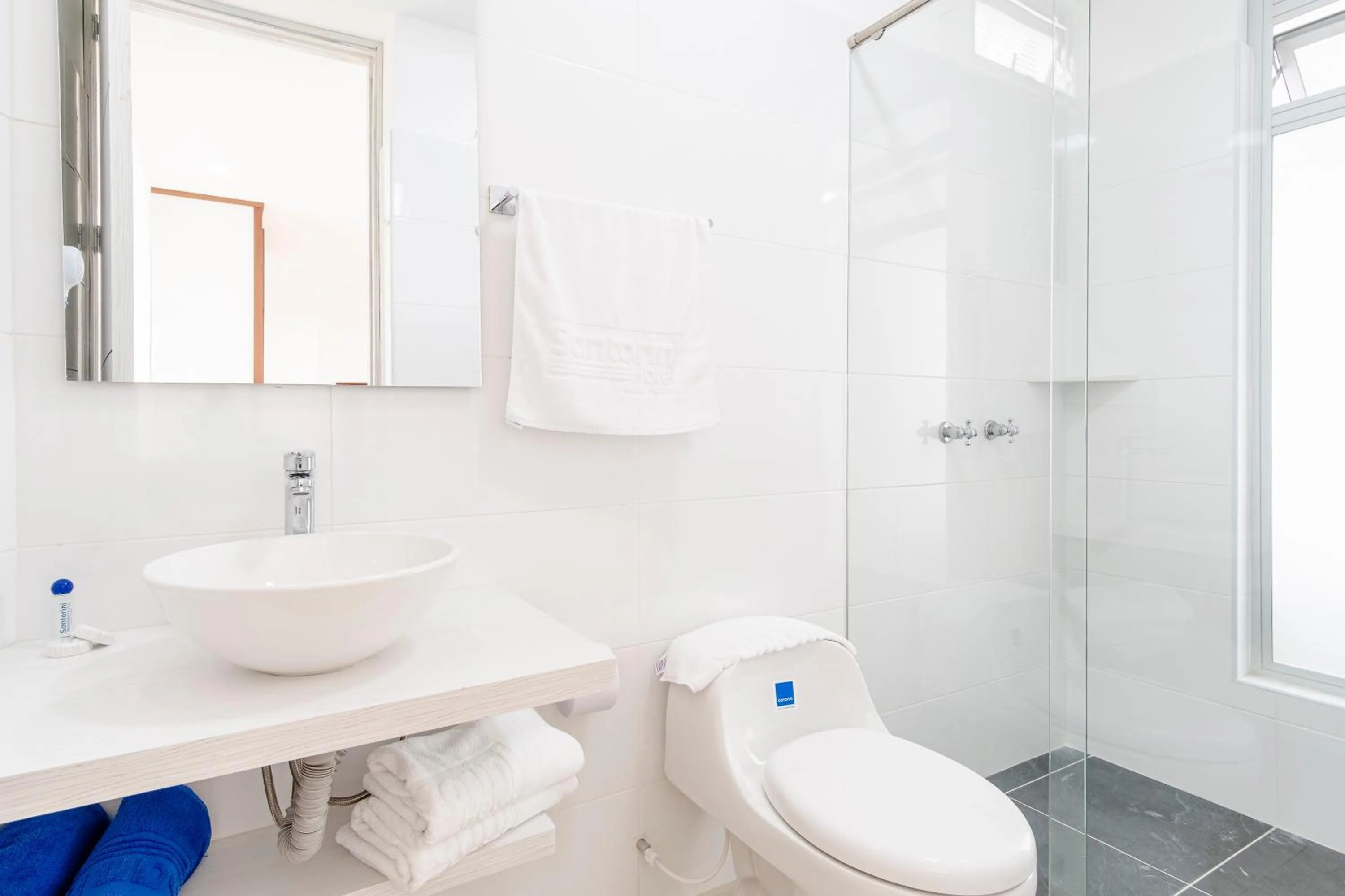 Bathroom in Hotel Santorini