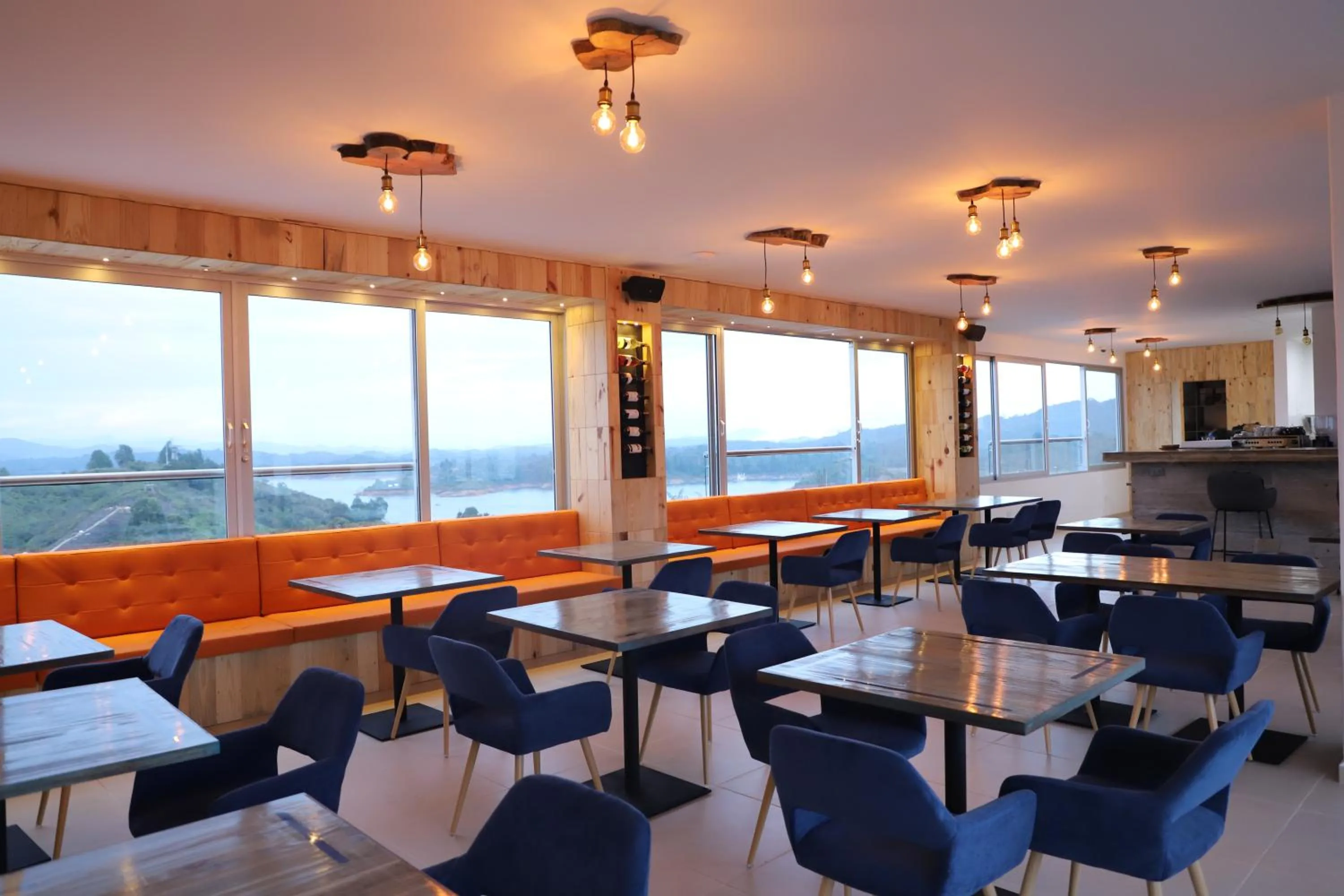 Restaurant/places to eat in Hotel Santorini