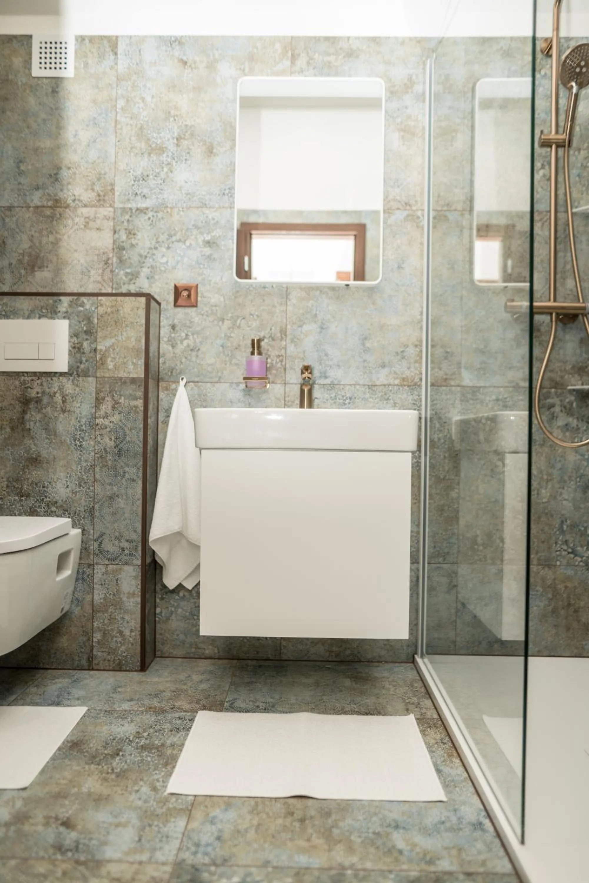 Shower in Villa Žerotín Penzion Bed & Breakfast