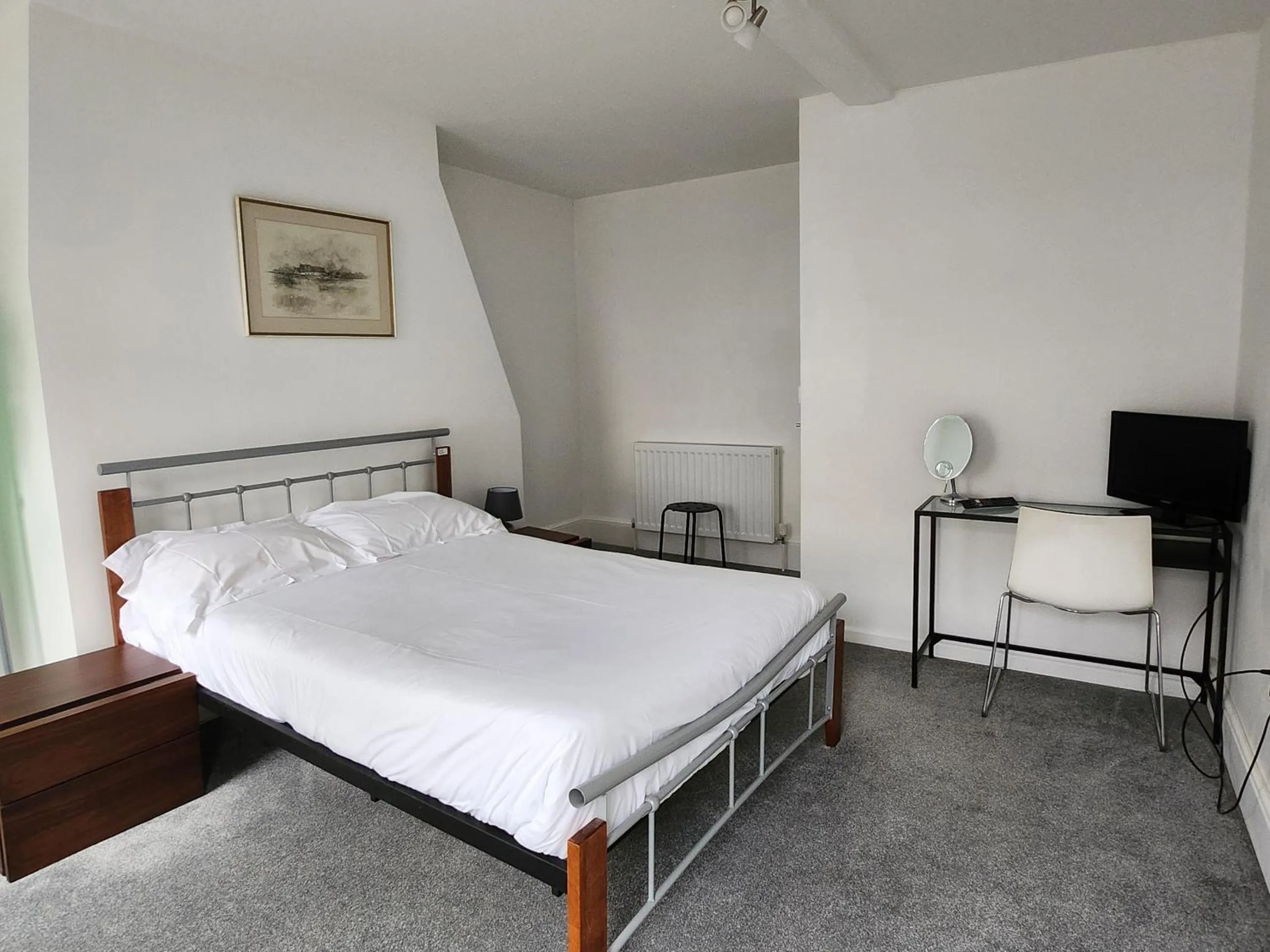 Bathroom, Bed in Grace Apartments - Living Stone 2