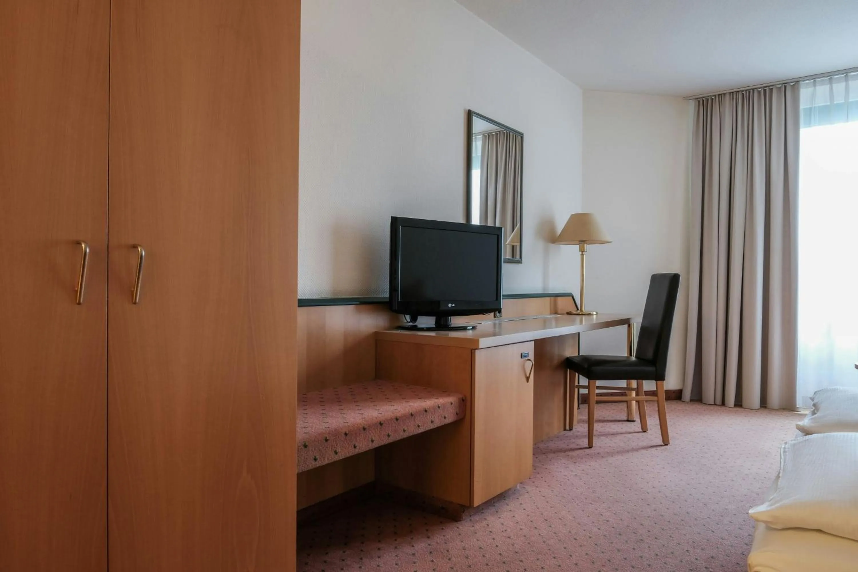 Photo of the whole room, Bed in FOUR Essen City Centre