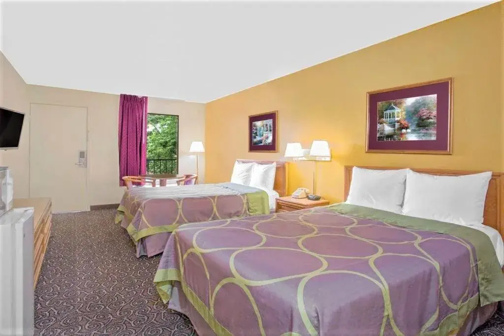 Bedroom, Bed in Super Inn Williamsburg