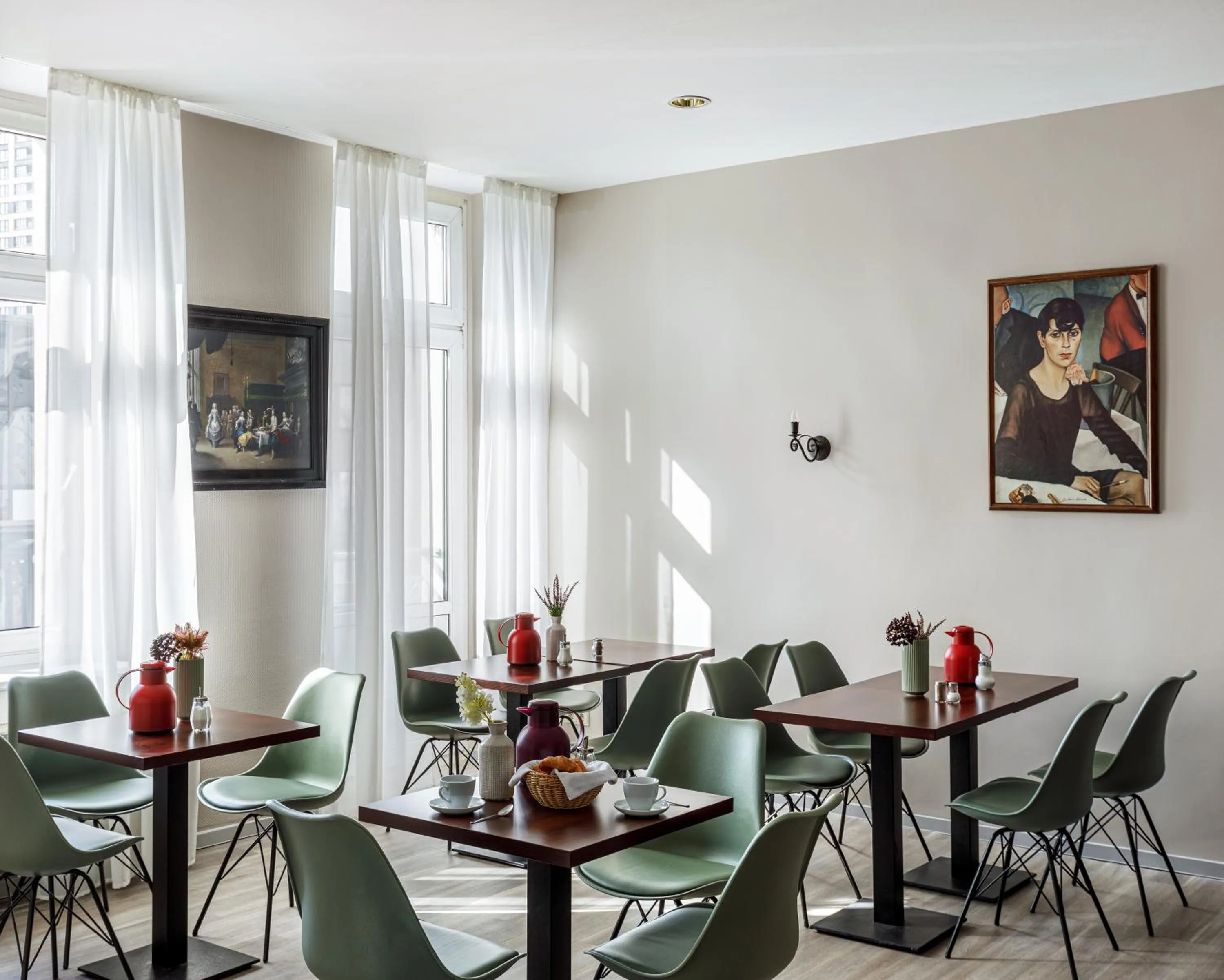 Restaurant/places to eat in Hotel Nova