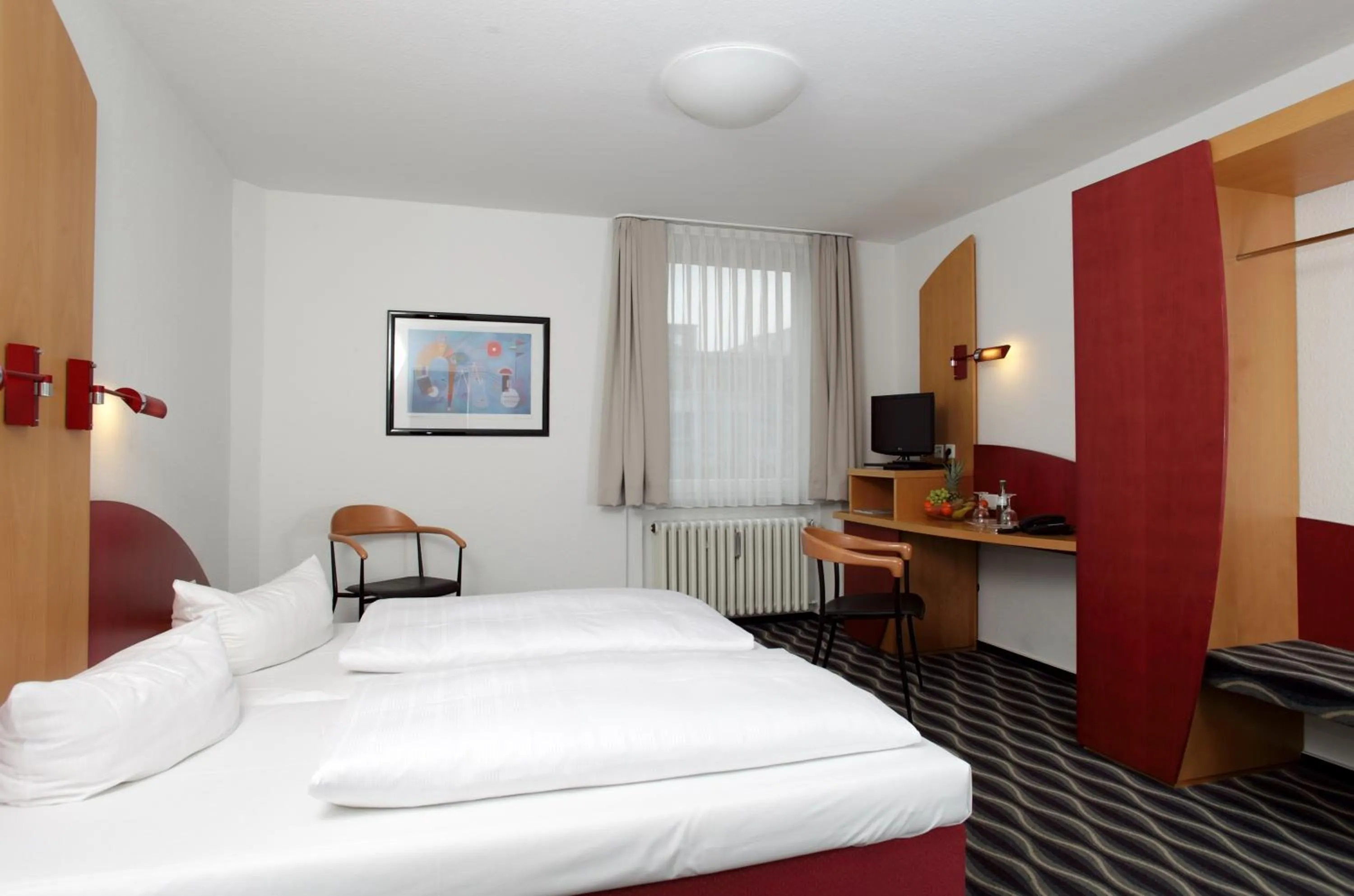Photo of the whole room, Bed in Stadthotel Kassel