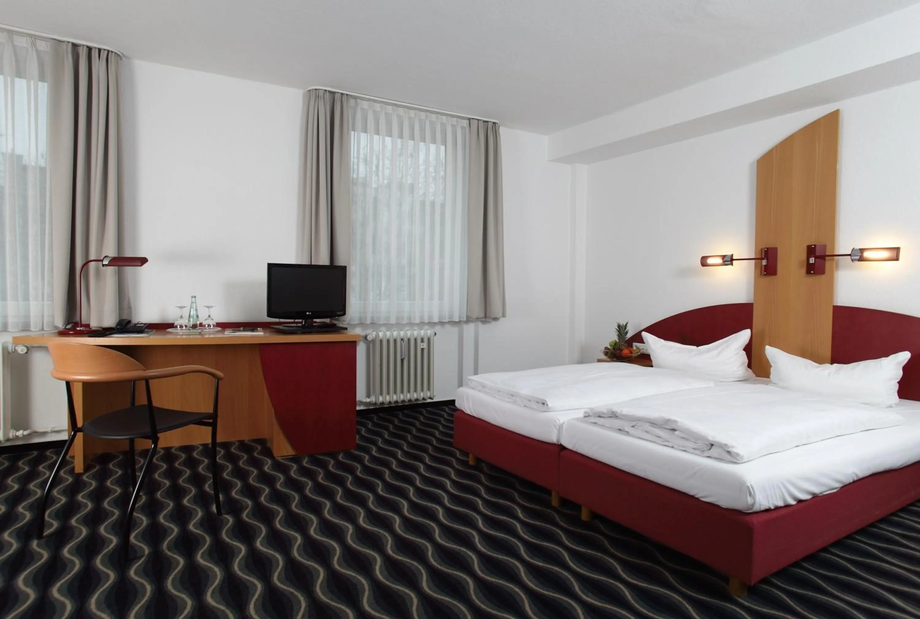Photo of the whole room, Bed in Stadthotel Kassel