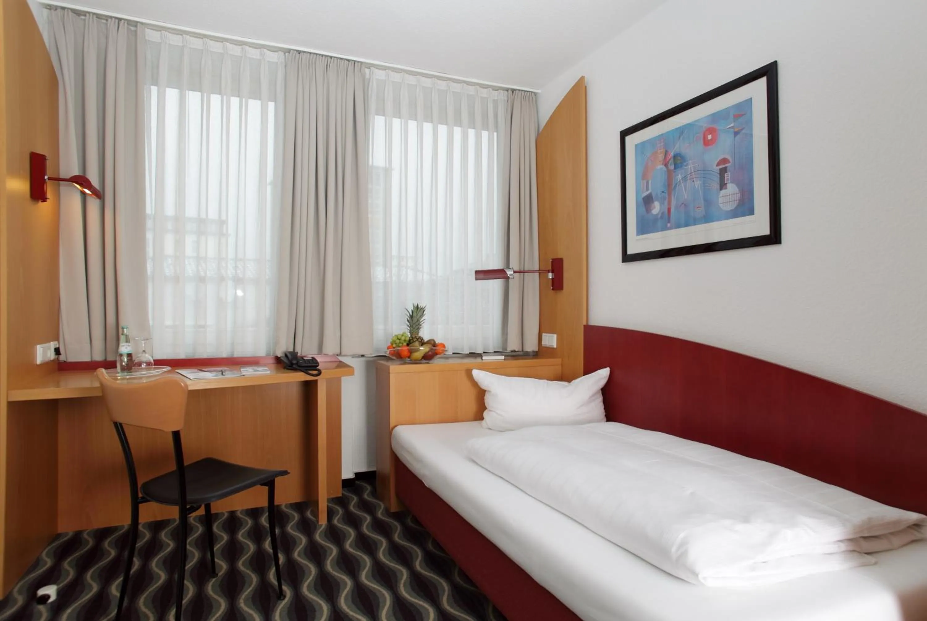 Photo of the whole room, Bed in Stadthotel Kassel