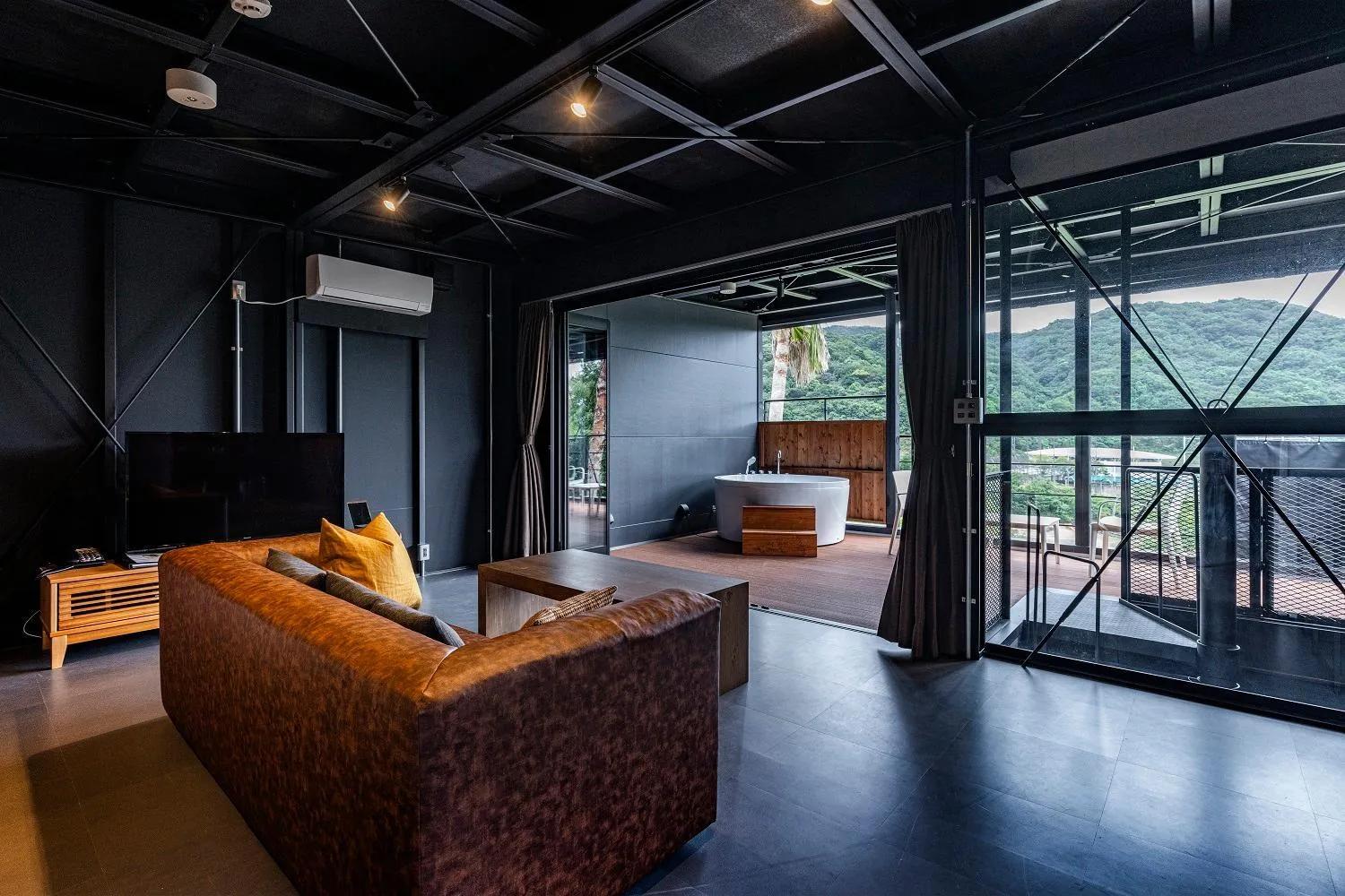 TV and multimedia in THE Retreat