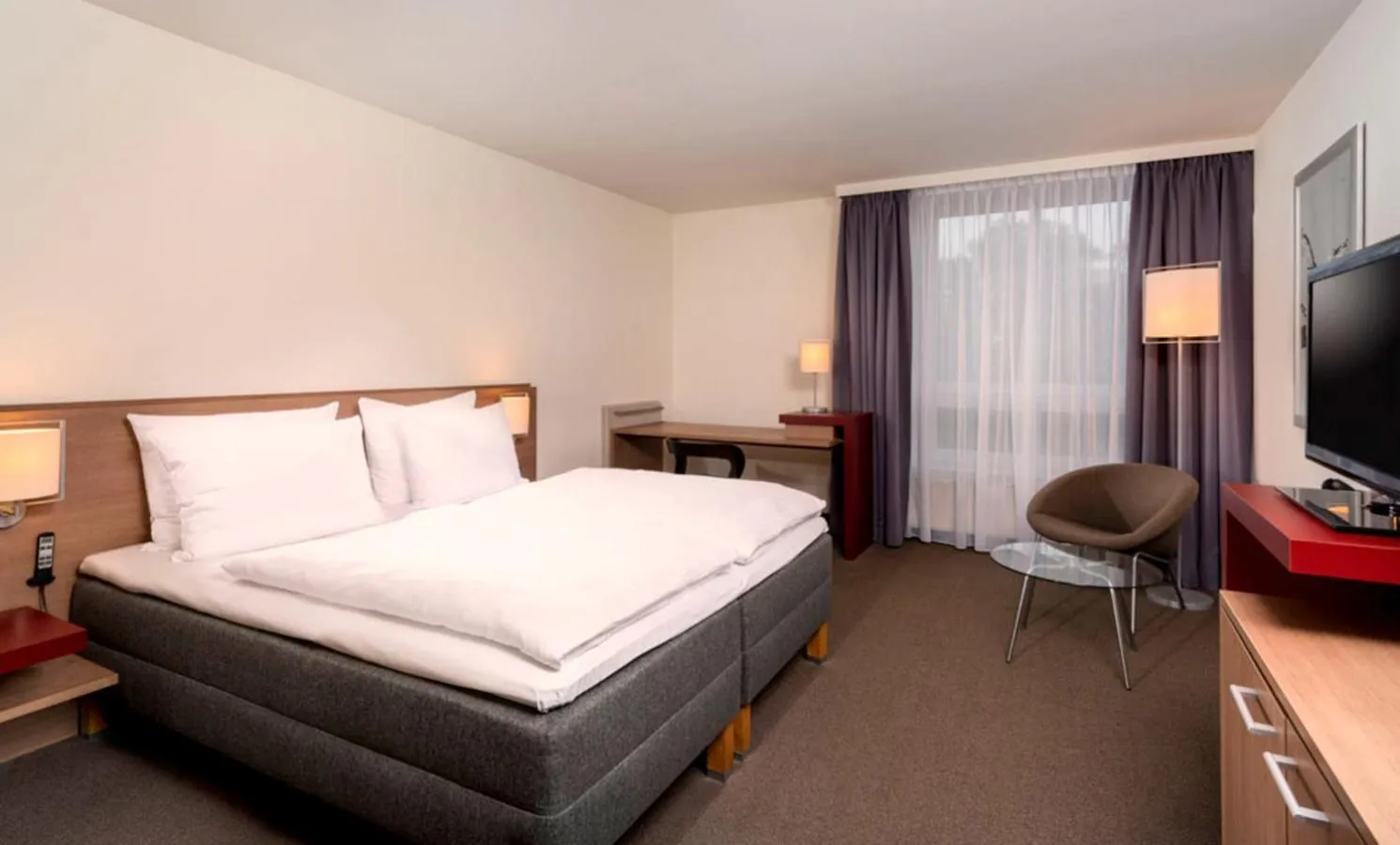 Photo of the whole room, Bed in Mövenpick Hotel Münster am Aasee