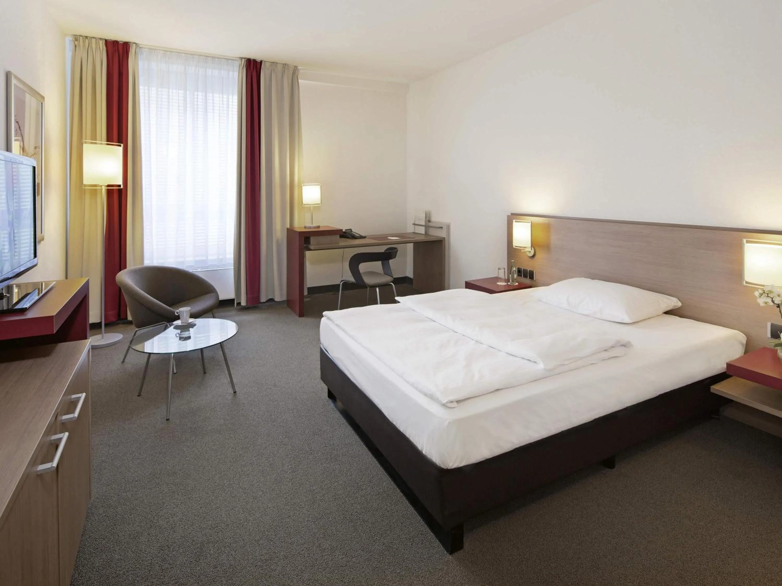 Bedroom, Bed in Mövenpick Hotel Münster am Aasee