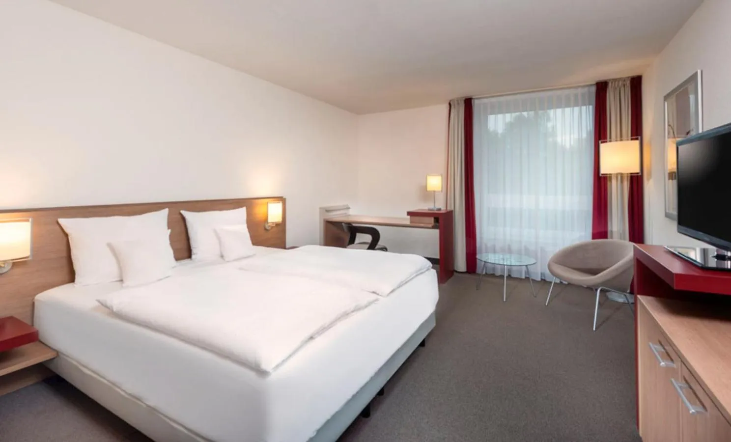 Photo of the whole room, Bed in Mövenpick Hotel Münster am Aasee