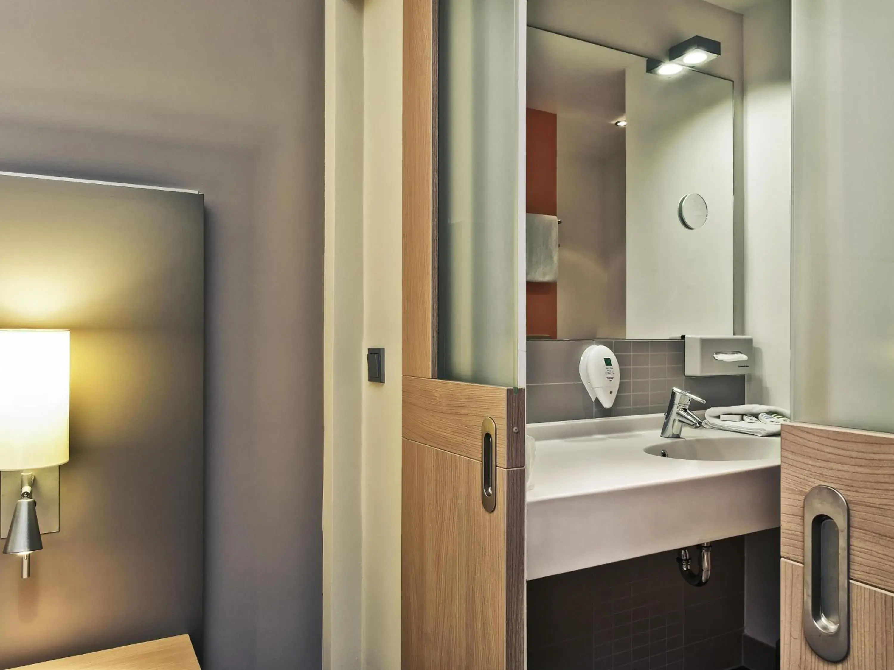 Bedroom in Mercure Hotel Düsseldorf Neuss Bedroom in Mercure Hotel Düsseldorf Neuss