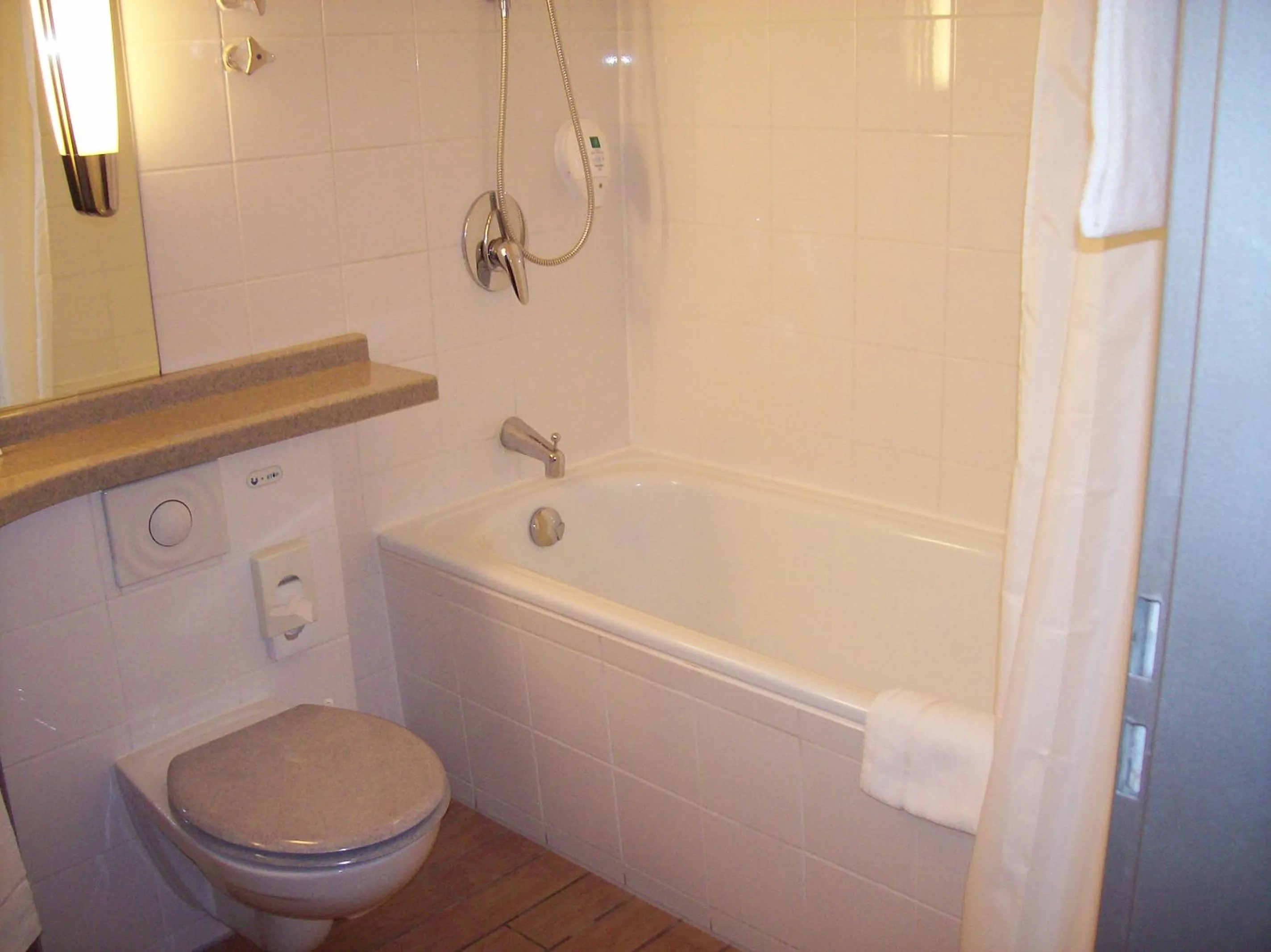 Bathroom in Mercure Hotel Düsseldorf Neuss