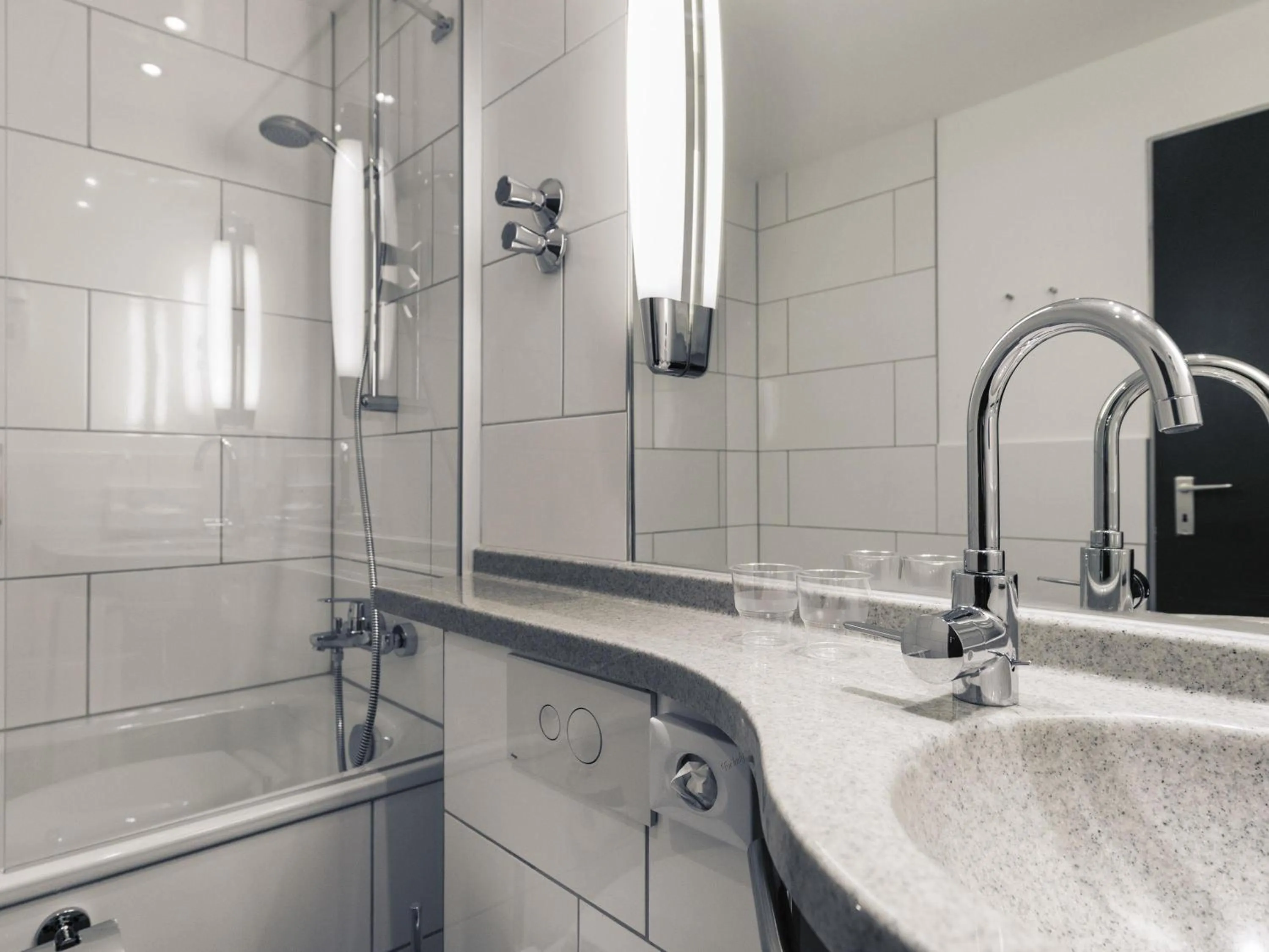 Bedroom in Mercure Hotel Düsseldorf Neuss