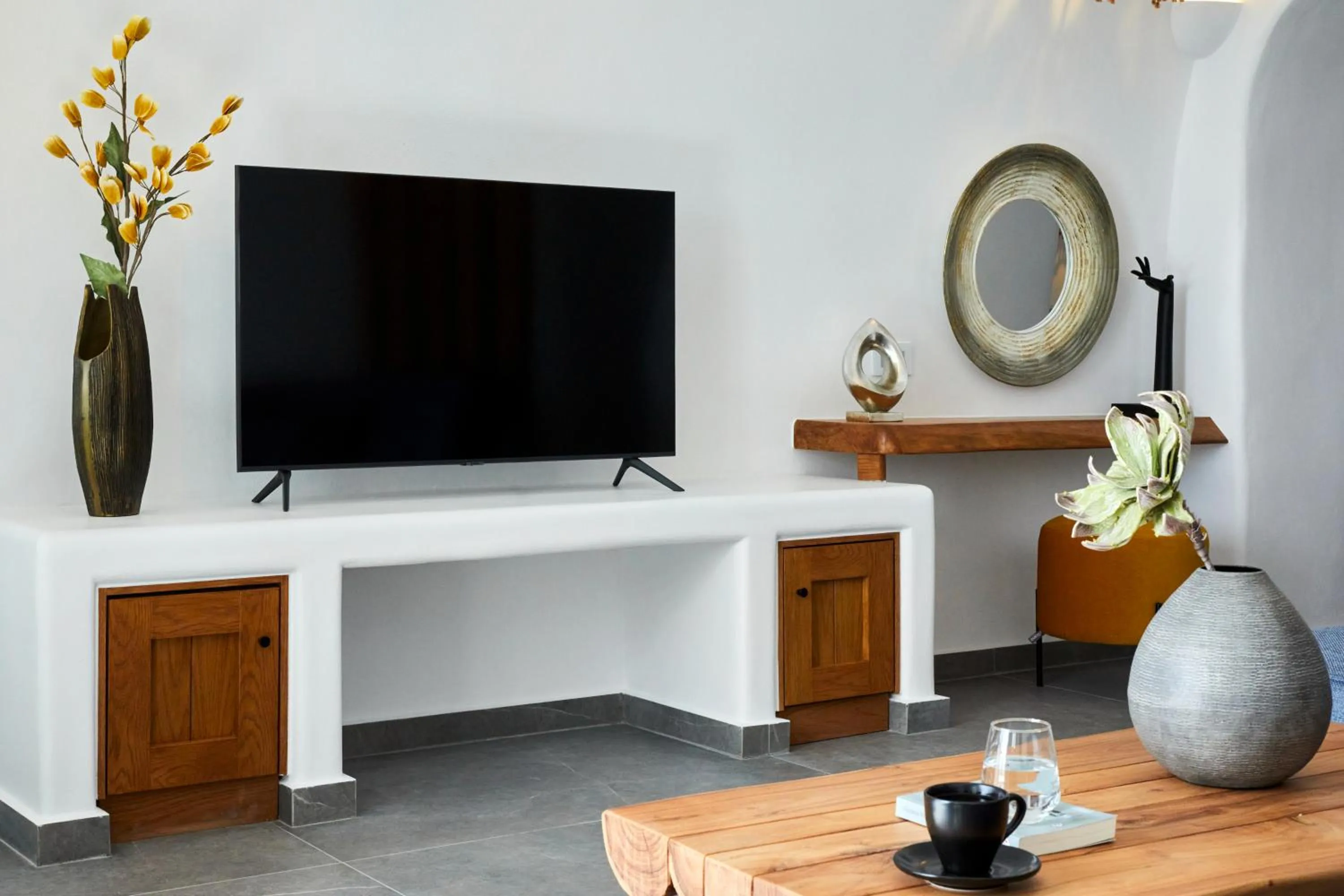 TV and multimedia in Allure Breeze Suites