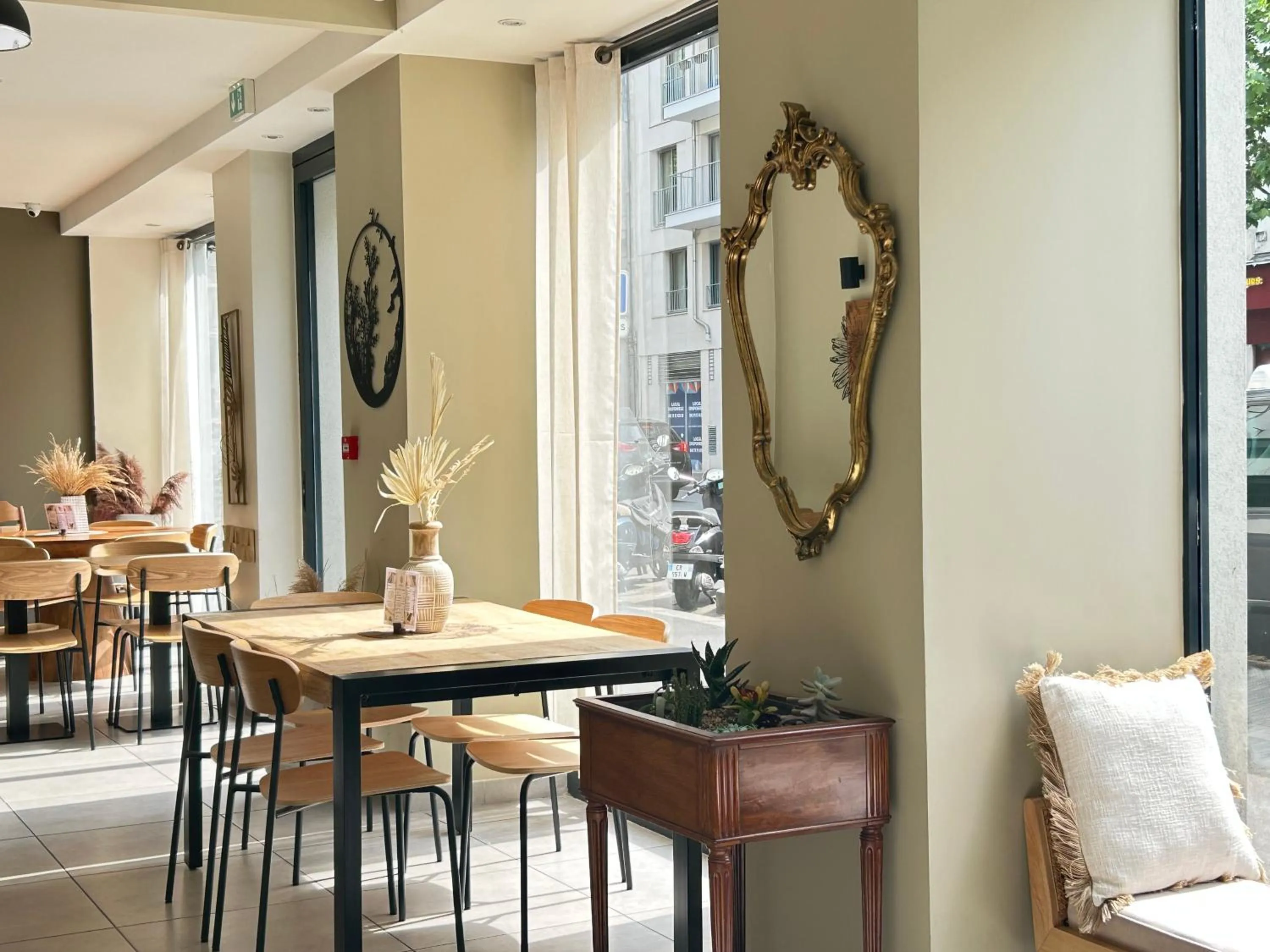 Lobby or reception in Hôtel Le National Clichy Paris