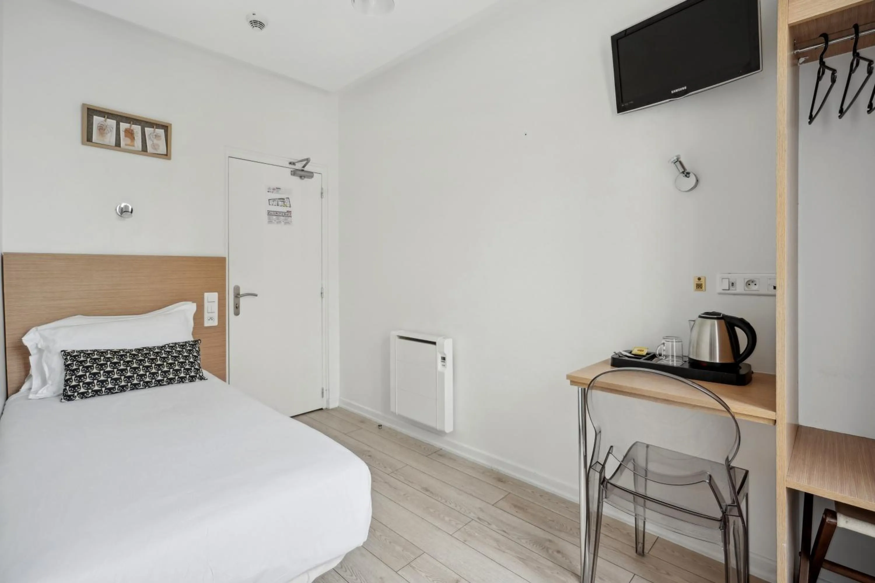 Shower, Bed in Hôtel Le National Clichy Paris