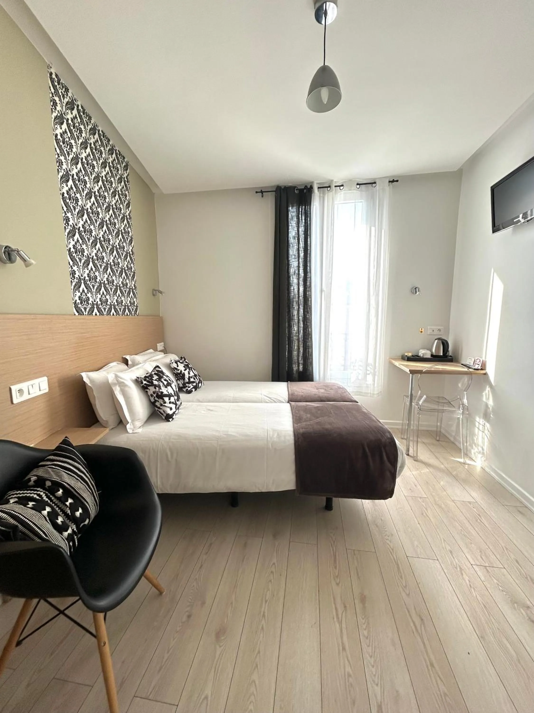 Bedroom, Bed in Hôtel Le National Clichy Paris