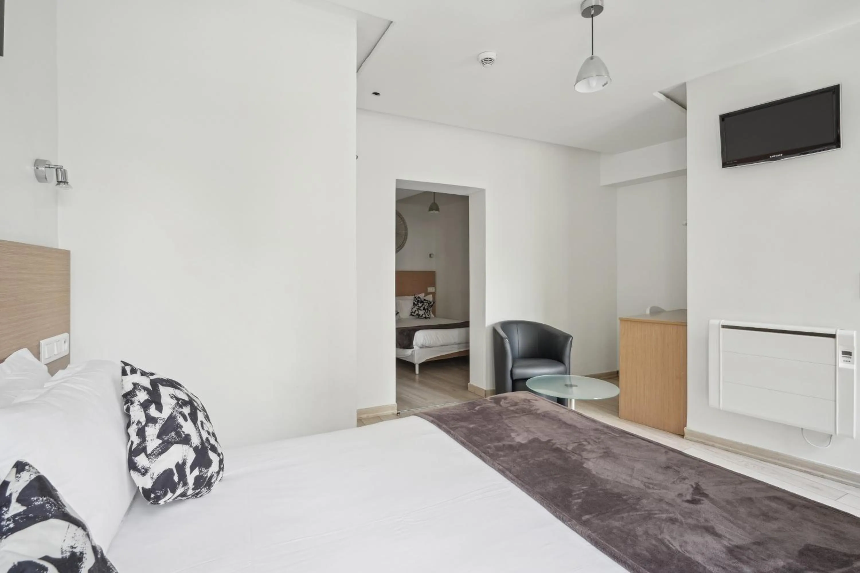 Shower, Bed in Hôtel Le National Clichy Paris