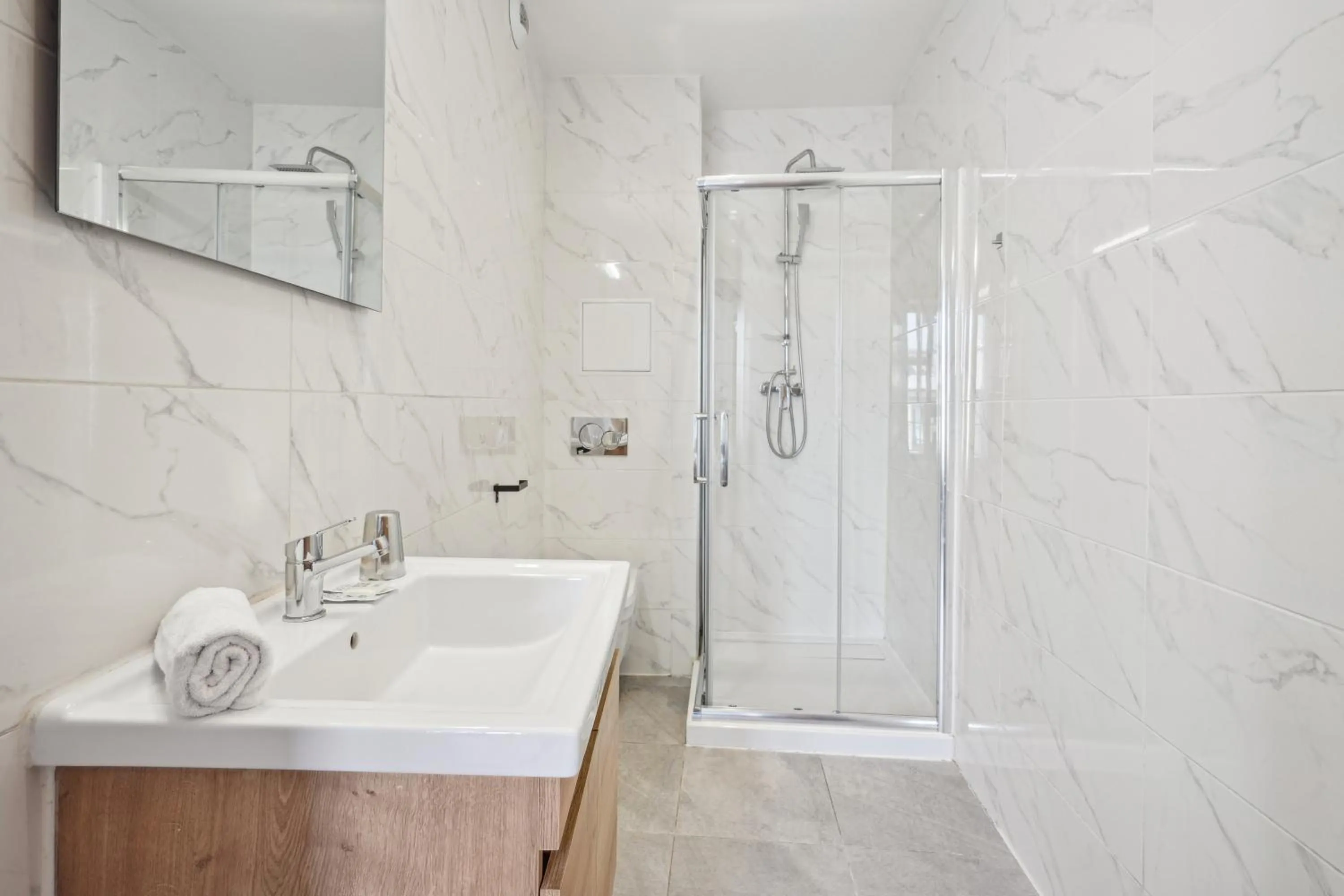 Bathroom in Hôtel Le National Clichy Paris