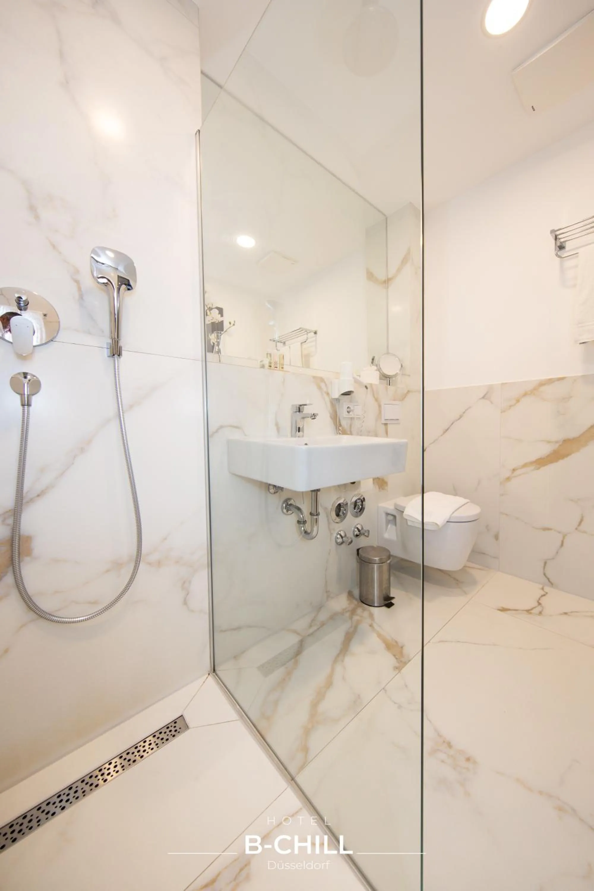 Shower in B-Chill Düsseldorf