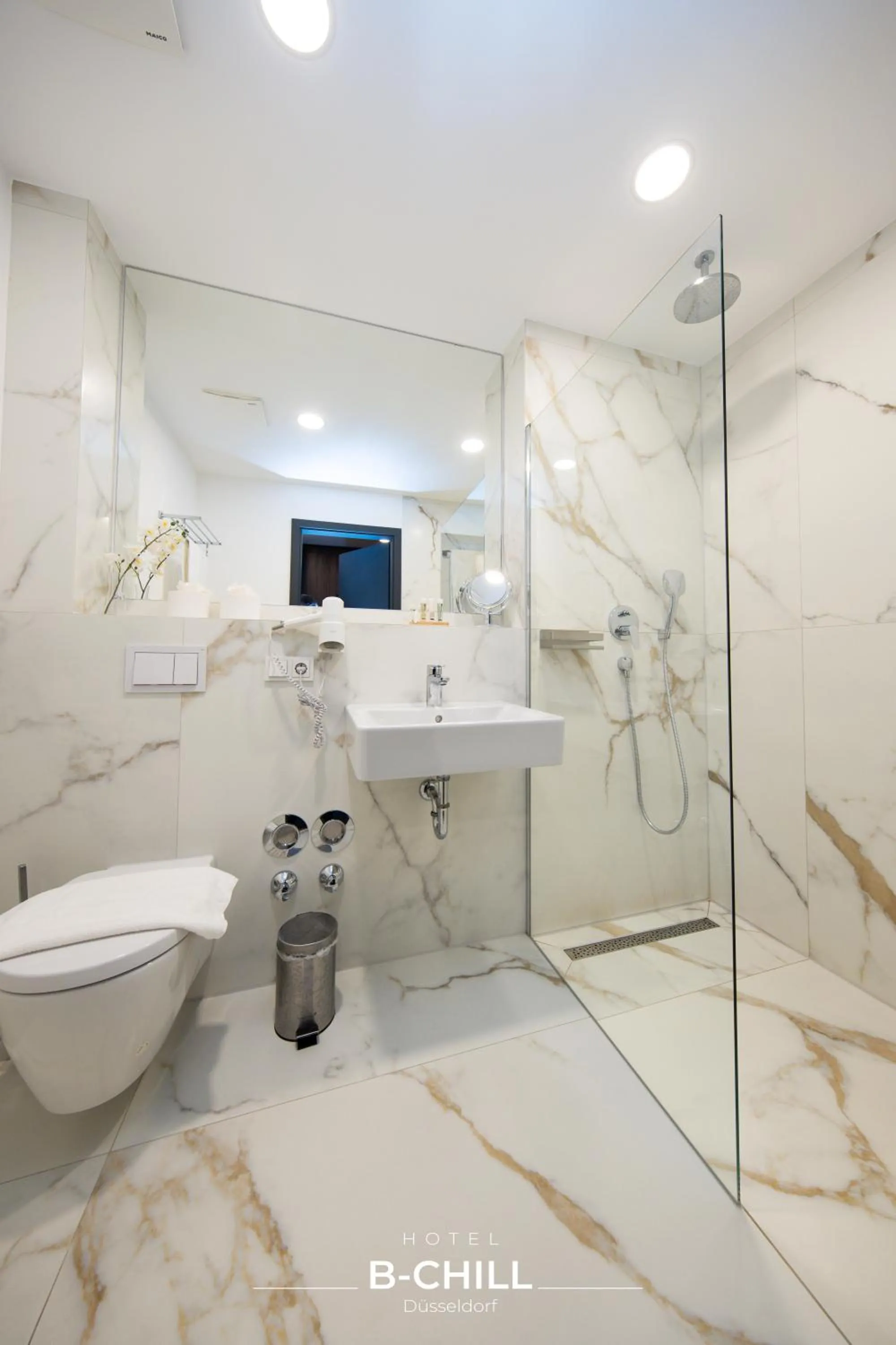 Shower in B-Chill Düsseldorf