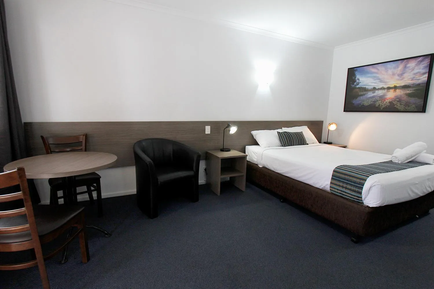 Seating area, Bed in Sugar Country Motor Inn