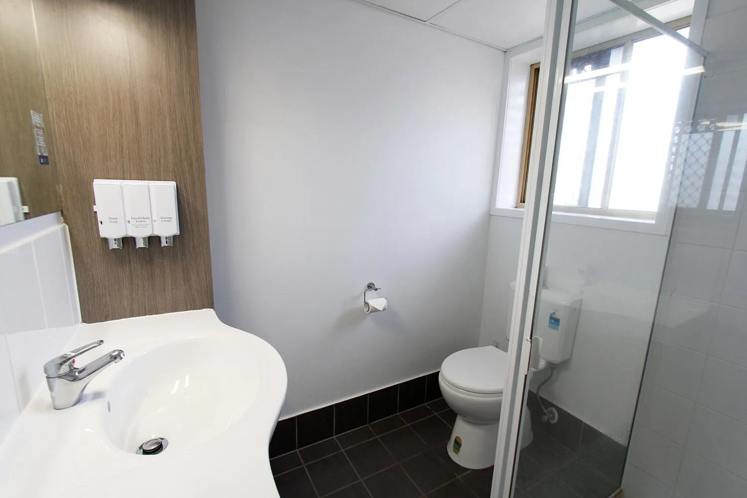 Bathroom in Sugar Country Motor Inn