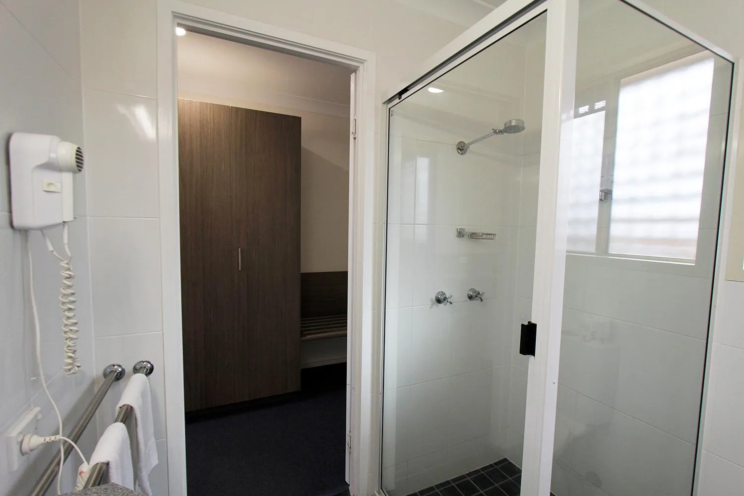 Bathroom in Sugar Country Motor Inn