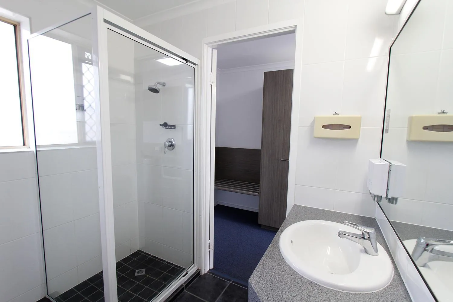 Bathroom in Sugar Country Motor Inn