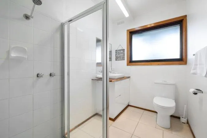 Bathroom in Halls Haven Holiday Units