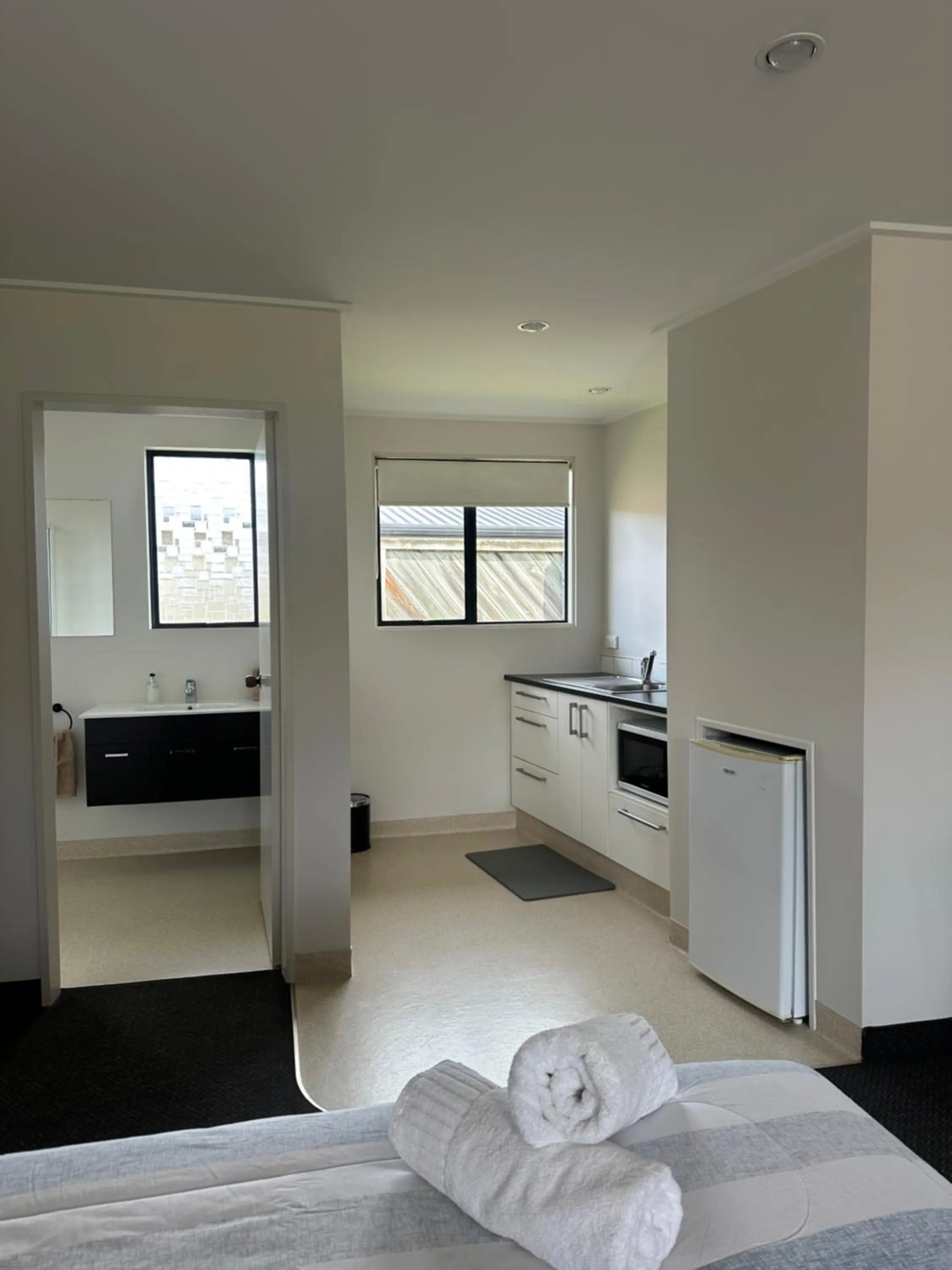 Kitchen or kitchenette, Bed in Cherylea Motel