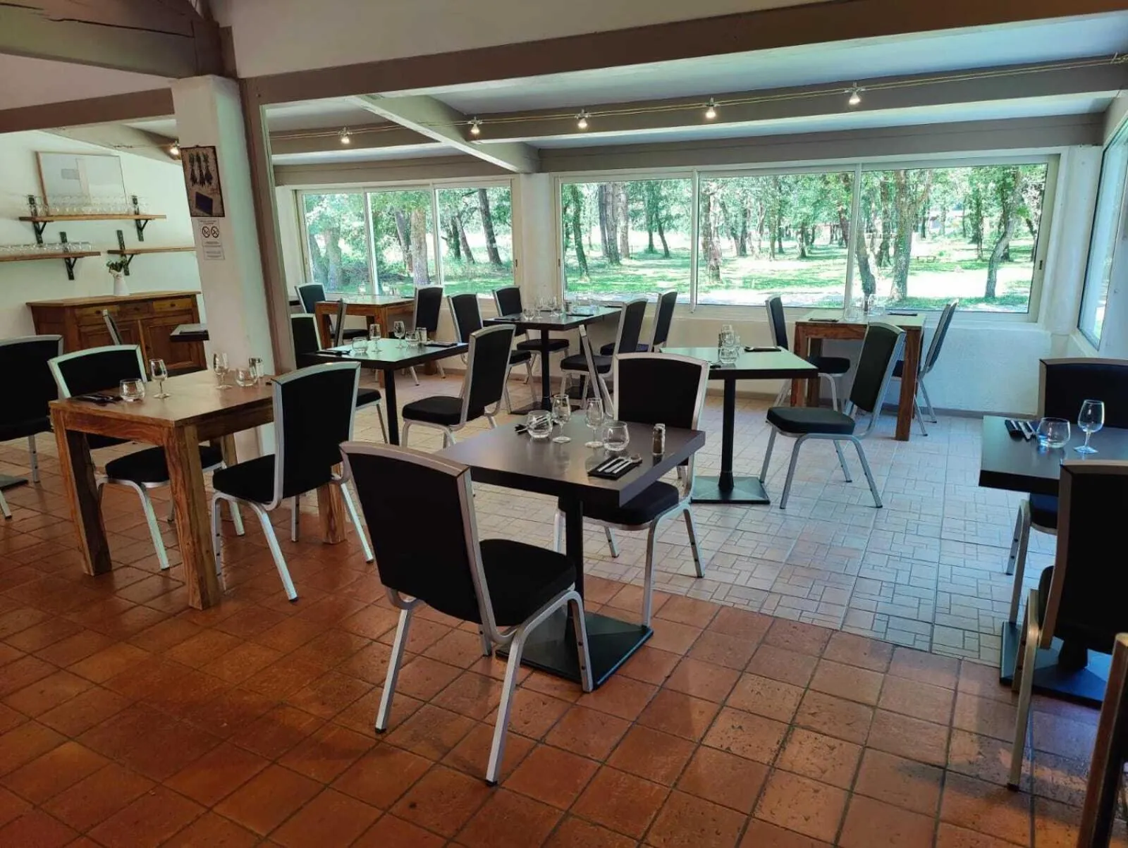 Dining area in Le Mas des Laurels