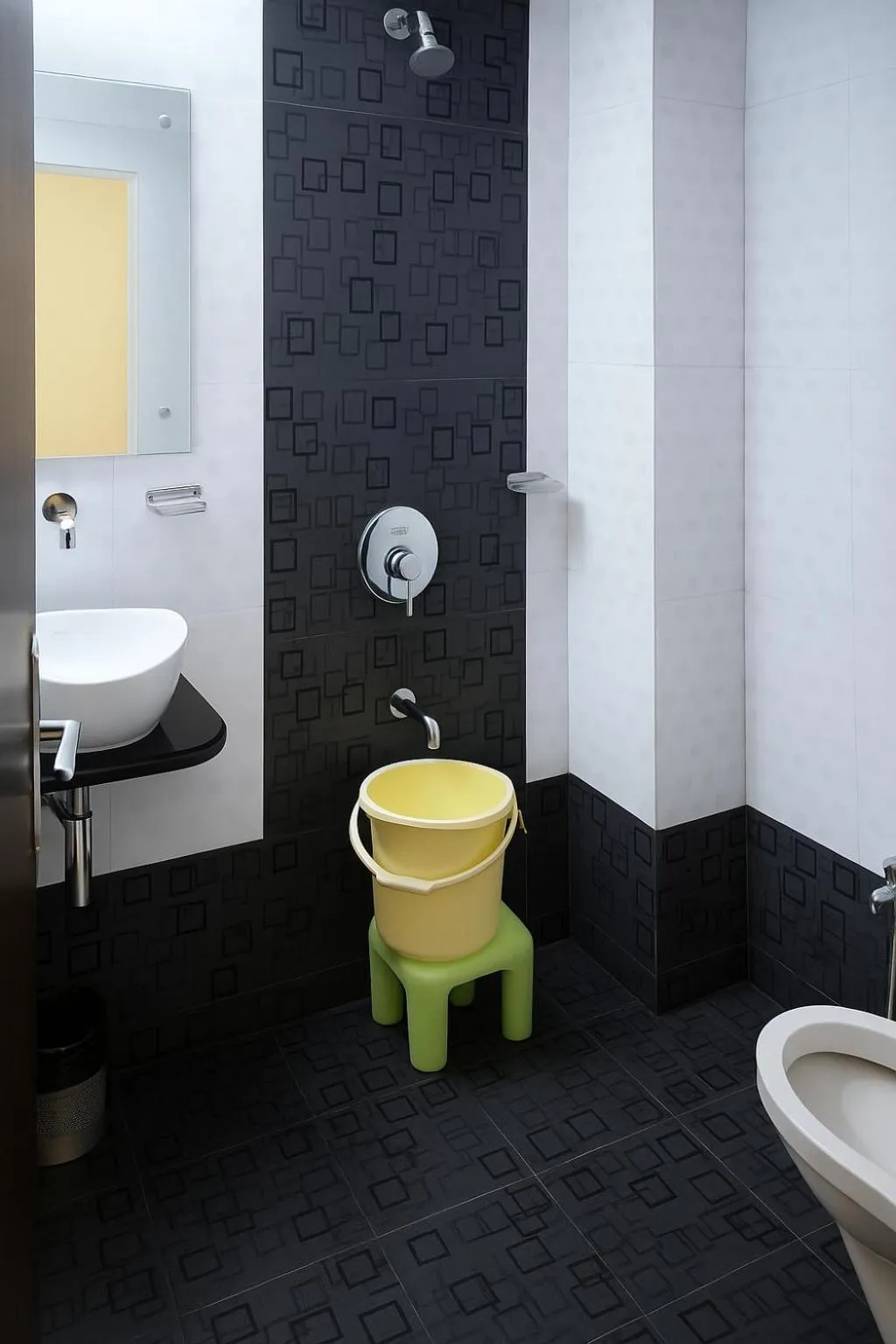 Toilet in Hotel Avon International