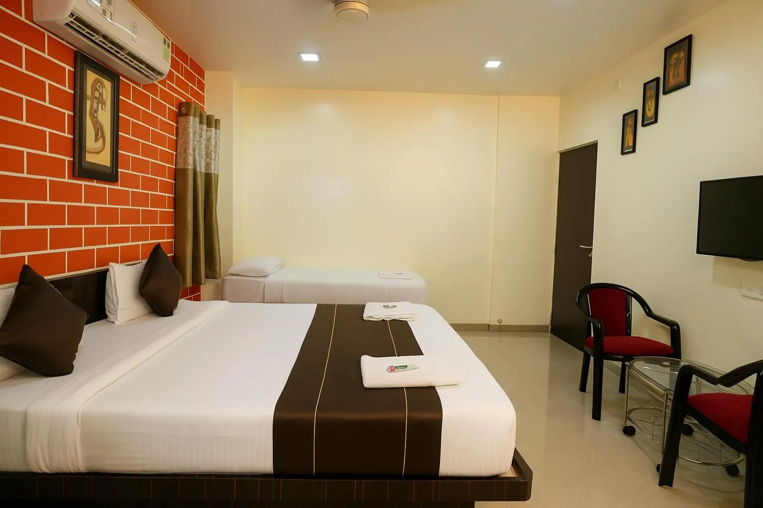 Bed in Hotel Avon International