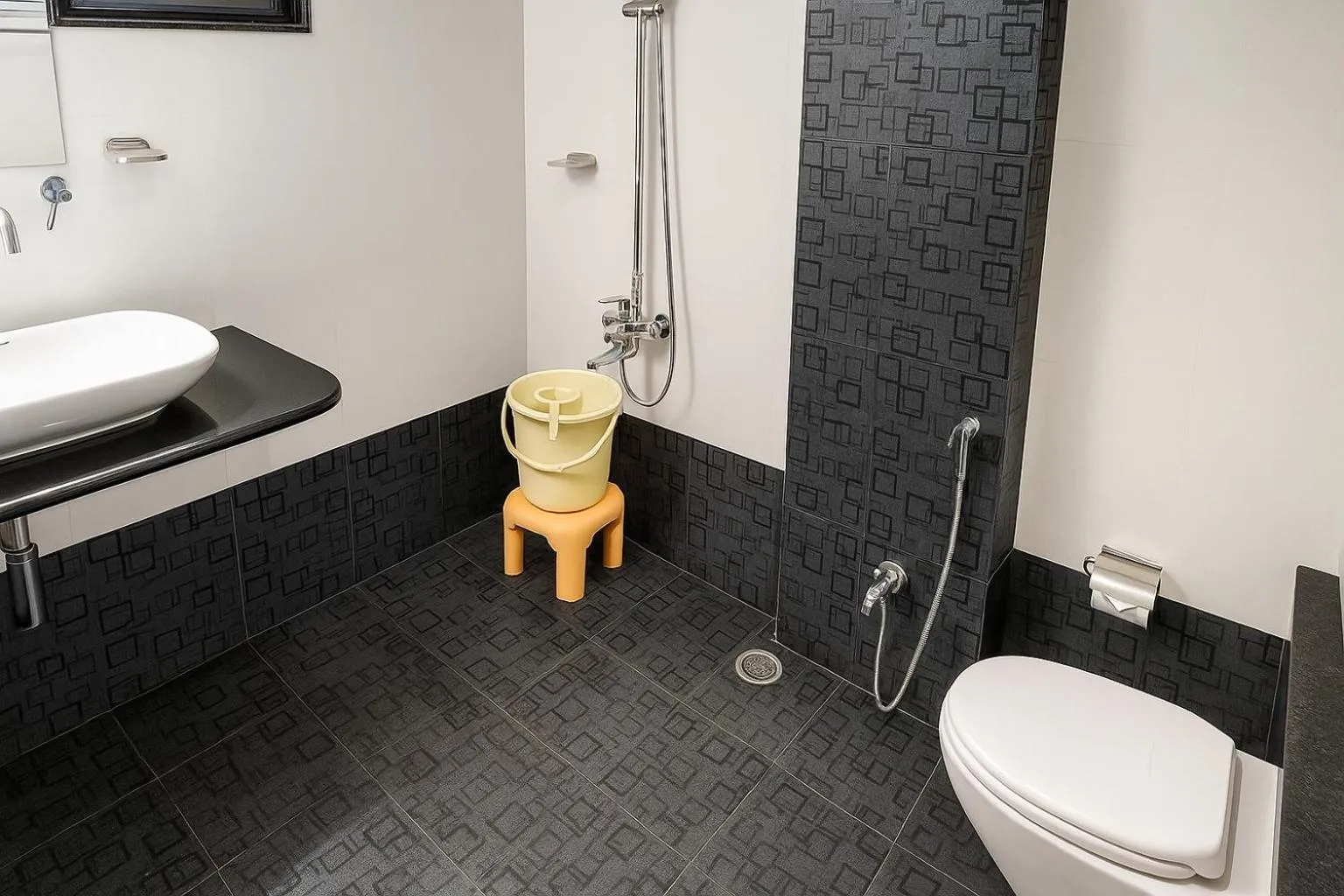 Toilet in Hotel Avon International