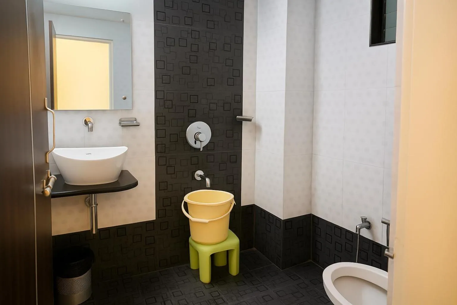 Toilet in Hotel Avon International