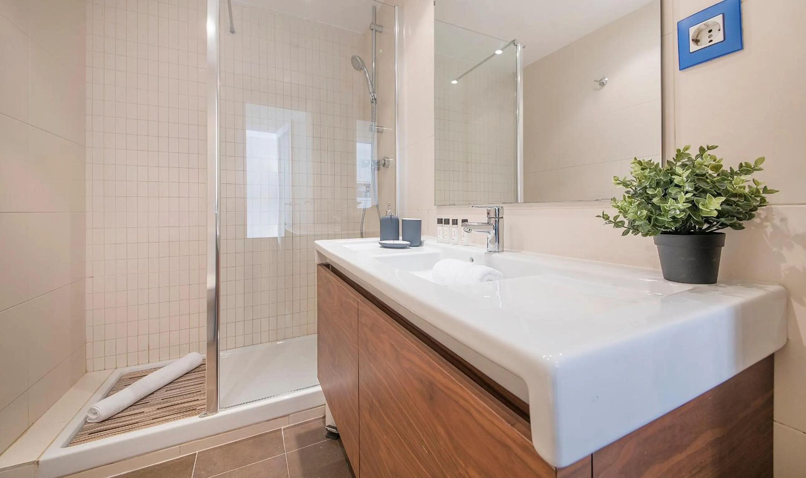 Bathroom in You Stylish El Born Apartments